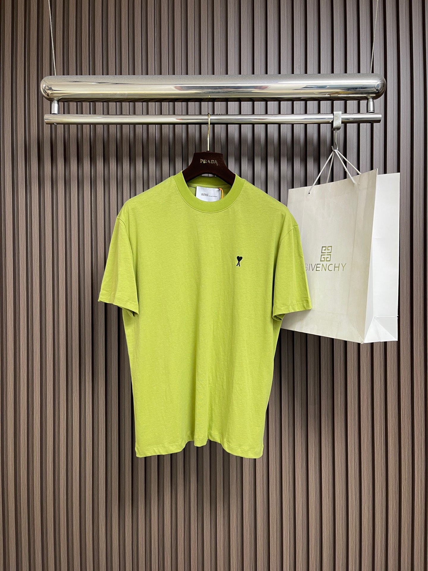 NO:848704,Ami logo embroidered short-sleeved T-shirt, custom-made high-count densely woven cotton, with a love logo on the chest embellished with rough particles, and the same color AMI embroidery on the back quietly echoing, hiding French romance in the details, low-key but highly recognizable. Imported machine embroidery technology is used, using advanced computer control systems and precise mechanical components to realize the Ami logo and letter embroidery work. Sizes S-XL S size bust 104 shoulder width 46.5 length 66.5 M size  Bust 108, shoulder width 48.5, length 68 L size, bust 112, shoulder width 50.5, length 69.5 XL size, bust 116, shoulder width 52.5, length 71, T-shirt, tees, t-shirt,19860909Ami 标识刺绣短袖T恤,定制高支密纺全棉,胸前爱心标识以粗粝颗粒点缀,背后同色AMI刺绣悄然呼应,将法式浪漫藏于细节,低调却极具辨识度.采用进口机刺绣工艺,使用先进的计算机控制系统和精密的机械部件,实现Ami标识与字母刺绣作业.尺码S-XL S码胸围104 肩宽46.5 衣长66.5 M码 胸围108 肩宽48.5 衣长68 L码胸围112肩宽50.5 衣长69.5 XL码 胸围116肩宽52.5 衣长71,,T-shirt,tees，t-shirt,,Men's clothing