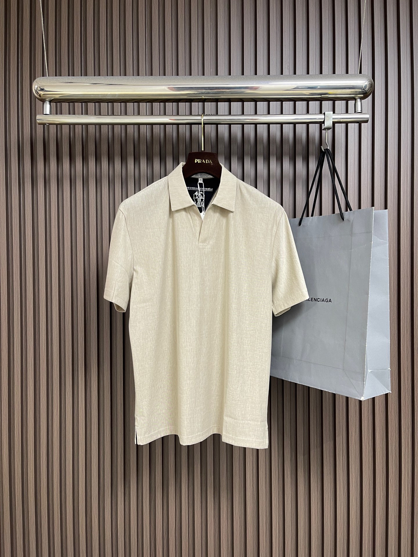 NO:848689,Brunello Cucinelli BC 2026SS new summer short-sleeved knitted POLO shirt. Customer-supplied fabrics, stable structure and more breathable. Exquisite knitted fabric can be washed without deformation. Sizes M-XXL M size bust 104 shoulder width 48 length 66.5 L size bust 108 shoulder width 49.5 length 68  Bust 116, shoulder width 42.5, length 71, brunello cucinelli, T-shirt,19860909Brunello Cucinelli BC 2026SS夏季新品短袖针织POLO衫.客供面料,结构稳定更透气.精致针织随便洗涤不变形.尺码M-XXL M码胸围104 肩宽48衣长66.5 L码 胸围108 肩宽49.5衣长68 XL码胸围112肩宽51衣长69.5 XXL码 胸围116肩宽42.5衣长71,,brunello cucinelli,T-shirt,,Men's clothing