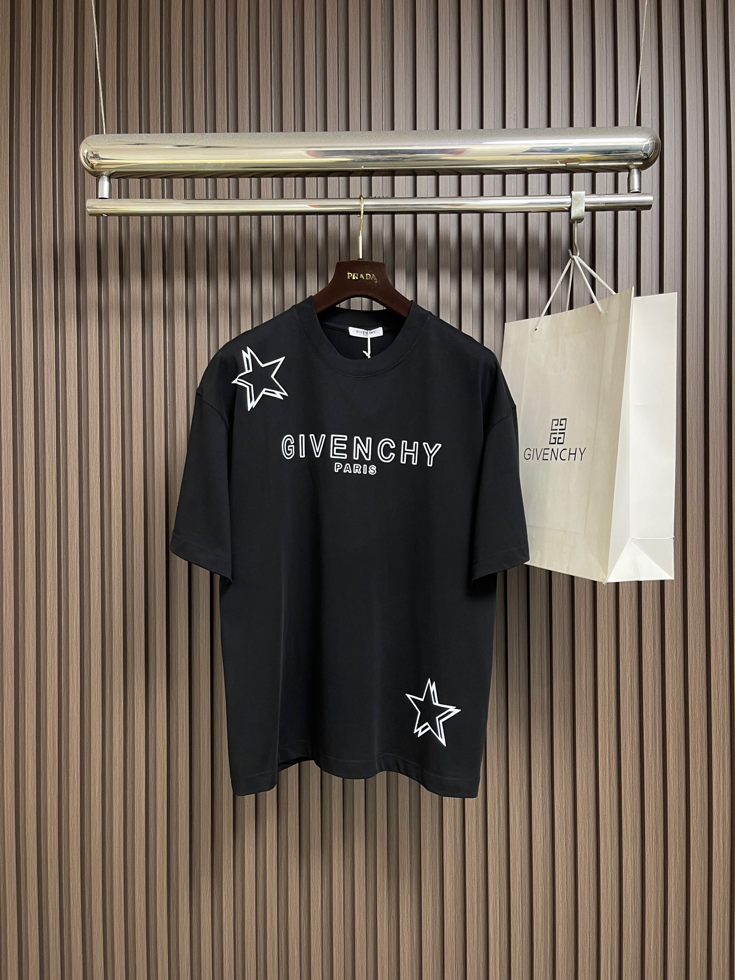 NO:847350,Givenchy 2026ss five-pointed star letter printed short-sleeved T-shirt. The fabric is made of high-definition ultra-heavy cotton double-yarn compact Xinjiang cotton. The weight is 400 grams. It is matched with 2*2 Salona rib. The 420g cloth surface is clean, the cloth texture is clear, the hand feel is tight, stiff, and the color fastness is high. It does not change shape or discoloration. The pattern adopts eight-claw machine screen printing process. Customized hardware, threads, accessories, and alignment.  Same style for men and women. Sizes S-XXL,,givenchy,givenchy,T-shirt,tees,t-shirt,19860909Givenchy 纪梵希 2026ss 五角星字母印花短袖T恤 面料采用高定超重磅全棉双纱紧密新疆棉 克重400克 搭配2*2索罗娜罗纹 420g布面干净 布纹清晰 手感紧致 硬挺 色牢度高 不变型不变色 图案采用八爪机丝网印花工艺 定制五金 螺纹 辅料 对版对位 男女同款.尺码S-XXL,,givenchy,givenchy,T-shirt,tees，t-shirt,,Men's clothing