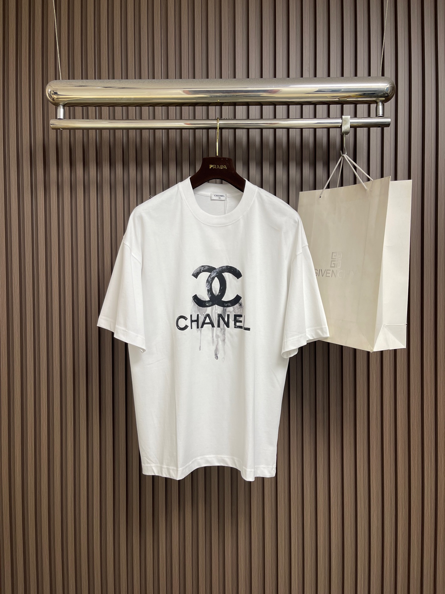 NO:845148,CHANEL 2026SS new summer style short-sleeved T-shirt with printed logo and pattern. This short-sleeved shirt perfectly combines classic and fashion. It is calm yet stylish, showing its unique taste. The round neck design is simple and elegant, not picky about the face shape, and can easily adapt to various styles. It is skin-friendly and breathable, comfortable to wear, and has a certain sense of stiffness and is not easy to deform. Sizes S-XXL,,chanel,T-shirt,tees,t-shirt,19860909CHANEL 2026SS夏季新款标识图案印花短袖T恤,这款短袖将经典与时尚完美融合.沉稳又不失格调,彰显独特品味.圆领设计简洁大方,不挑脸型,轻松适配各种风格,亲肤透气,穿着舒适自在,且有一定挺括感,不易变形.尺码S-XXL,,chanel,T-shirt,tees，t-shirt,,Men's clothing