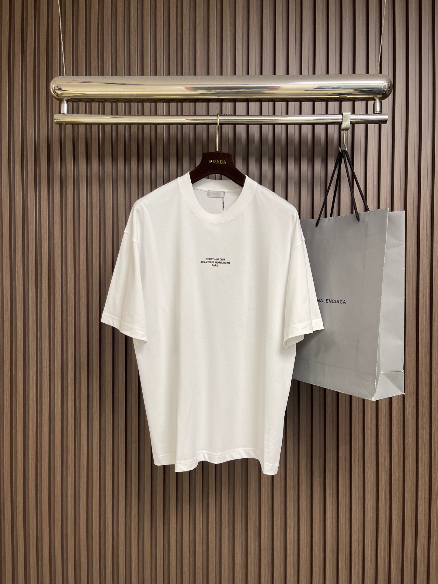 NO:845106,Dior  2026ss new early spring offset-printed logo logo round-neck short-sleeved T-shirt. This white short-sleeved one is made of high-count combed cotton fabric, which has been finished and pre-shrunk with liquid ammonia. It feels delicate and skin-friendly, breathable and sweat-wicking, and not easy to pill and deform. The three-dimensional offset printing process presents the brand logo, with clear edges and no smudging. The neckline is made of double-strand ribbing.  The edges are equipped with invisible overlocking technology to prevent them from loosening after long-term wear; the cuffs and hem are stitched with double-thread flat stitching, and the lines are even and fine. The overall style is a loose shoulder design, which has been three-dimensionally cut and ironed three times to ensure smooth lines when worn, with both comfort and exquisite texture. The overall lines are straight and delicate, the fabric is comfortable and soft, and the colors are consistent and without color difference.  It can be matched with the same style to create a fashionable look, and can be used in various occasions. Customized accessories, complete with three standards, same style for men and women!  Size S-XXL,,dior,T-shirt,tees,t-shirt,19860909Dior 2026ss早春新款胶印logo标识圆领短袖T恤,这款白色短袖精选高支精梳棉面料,经液氨整理与预缩处理,触感细腻亲肤,透气排汗且不易起球变形.立体胶印工艺呈现品牌标识logo,边缘清晰无晕染.领口采用双股罗纹包边,搭配隐形锁边工艺,久穿不易松垮；袖口与下摆采用双线平车缝合,走线均匀细密.整体为宽松落肩版型,经立体剪裁与三次整烫定型,确保穿着时线条流畅,兼具舒适感与精致质感.整体走线平直细腻,面料舒适柔软,颜色一致无色差 能与同款搭配营造时尚造型,驾驭各种场合,定制辅料,三标齐全,男女同款！尺码S-XXL,,dior,T-shirt,tees，t-shirt,,Men's clothing
