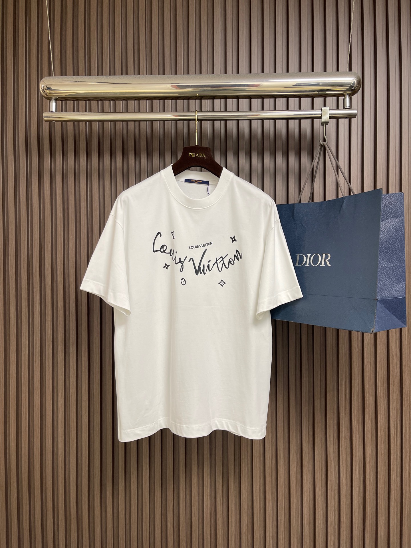 NO:845137,LV 2026SS limited new graffiti logo printed short-sleeved T-shirt, basic simple and versatile style, the fabric is made of high-weight knitted cotton fabric, soft and solid, perfect texture, sharp contrast, as always loose version, easy for boys and girls to control, same style for men and women. Sizes S-XXL, Louis Vuitton, T-shirt, tees, t-shirt,19860909LV 2026SS 限定新品涂鸦logo印花短袖T恤,基础简约百搭款式,面料采用是高克重的针织棉布料,柔软扎实,质感满分,对比鲜明,一如既往的宽松版型,男生女生轻松上身驾驭,男女同款.尺码S-XXL,,louis vuitton,T-shirt,tees，t-shirt,,Men's clothing