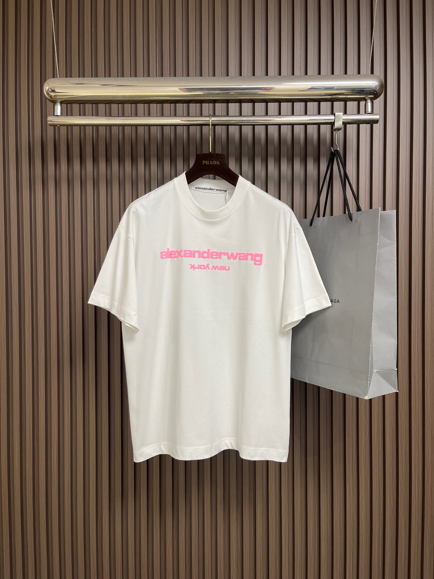NO:845104,Alexander wang foam printed T-shirt, the original development and exclusive custom-woven original double yarn fabric, 260 grams of custom-dyed classic thread, round neck three-dimensional offset printing to restore the special high-foam printing, the process cost is extremely high, it is different from most wrong versions of ordinary printing on the market!  Full of texture!  Size S-XXL,,alexander wang,tees,t-shirt,19860909Alexander wang 亚历山大王发泡印花T恤,原版开发独家定织原版双纱面料,克重260定染经典螺纹,圆领立体胶印还原特殊高泡印花,工艺成本极高,区别市面上大多错版普通印花！质感满满！尺码S-XXL,,alexander wang,tees，t-shirt,,Men's clothing