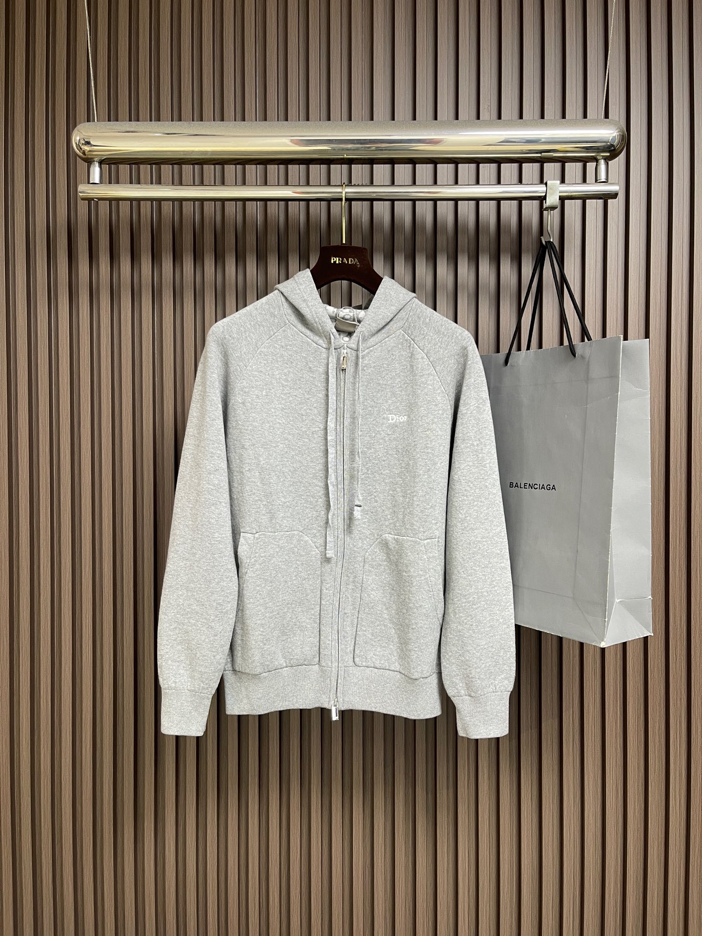 NO:847384,Dior  Wool knitted hooded sweatshirt jacket with letter embroidered logo jacquard lining. This Dior hooded jacket is made of high-weight terry fabric, which is soft and skin-friendly, has good warmth retention and breathability, and the upper body is comfortable and sweat-free. The hooded lining uses the brand's classic Oblique presbyopic jacquard technology, forming a low-key contrast with the pure black outer body, and the details are full of brand recognition. The front panel is opened and closed with a delicate silver zipper, which is smooth.  It is smooth and durable, with metal accessories on the drawstring, and has an exquisite texture. The small embroidered logo on the left chest is made with fine craftsmanship, and the wiring is smooth and firm, not easy to fall off. The loose shoulder design is neatly cut, with smooth lines, and the cuffs and hem are ribbed, which fits the body shape and is not easy to deform. It combines casualness and high-end texture, and is suitable for wearing in many scenes. The overall wiring is straight and delicate, the fabric is comfortable and soft, and the colors are consistent and without color difference.  It can be matched with the same style to create a fashionable look, and can be used in various occasions. Customized accessories, complete with three standards, same style for men and women!  Sizes S-XL S size Bust 104 Sleeve length 64 Dress length 63 Medium Bust 108 Sleeve length 65 Dress length 65 L Size Bust 112 Sleeve length 66 Dress length 6719860909Dior 字母刺绣标识提花内里羊毛针织连帽卫衣外套,这件Dior连帽外套甄选高克重毛圈面料,触感柔软亲肤,兼具良好保暖性与透气性,上身舒适不闷汗.连帽内里采用品牌经典Oblique老花提花工艺,与纯黑外身形成低调反差,细节处尽显品牌辨识度.前幅采用细腻银色拉链开合,顺滑耐用,搭配抽绳上的金属饰件,质感精致.左胸小巧刺绣logo工艺精细,走线平整牢固,不易脱落.宽松落肩版型剪裁利落,线条流畅,袖口与下摆采用罗纹收口,贴合身形且不易变形,兼顾休闲随性与高级质感,适配多场景穿搭需求.整体走线平直细腻,面料舒适柔软,颜色一致无色差 能与同款搭配营造时尚造型,驾驭各种场合,定制辅料,三标齐全,男女同款！尺码S-XL S码 胸围104袖长64 衣长63 M码胸围108袖长65 衣长65 L码 胸围112袖长66 衣长67 XL码胸围115袖长67 衣长69,,dior,hoodie,sweatshirts,jackets & coats,hats,,Men's clothing