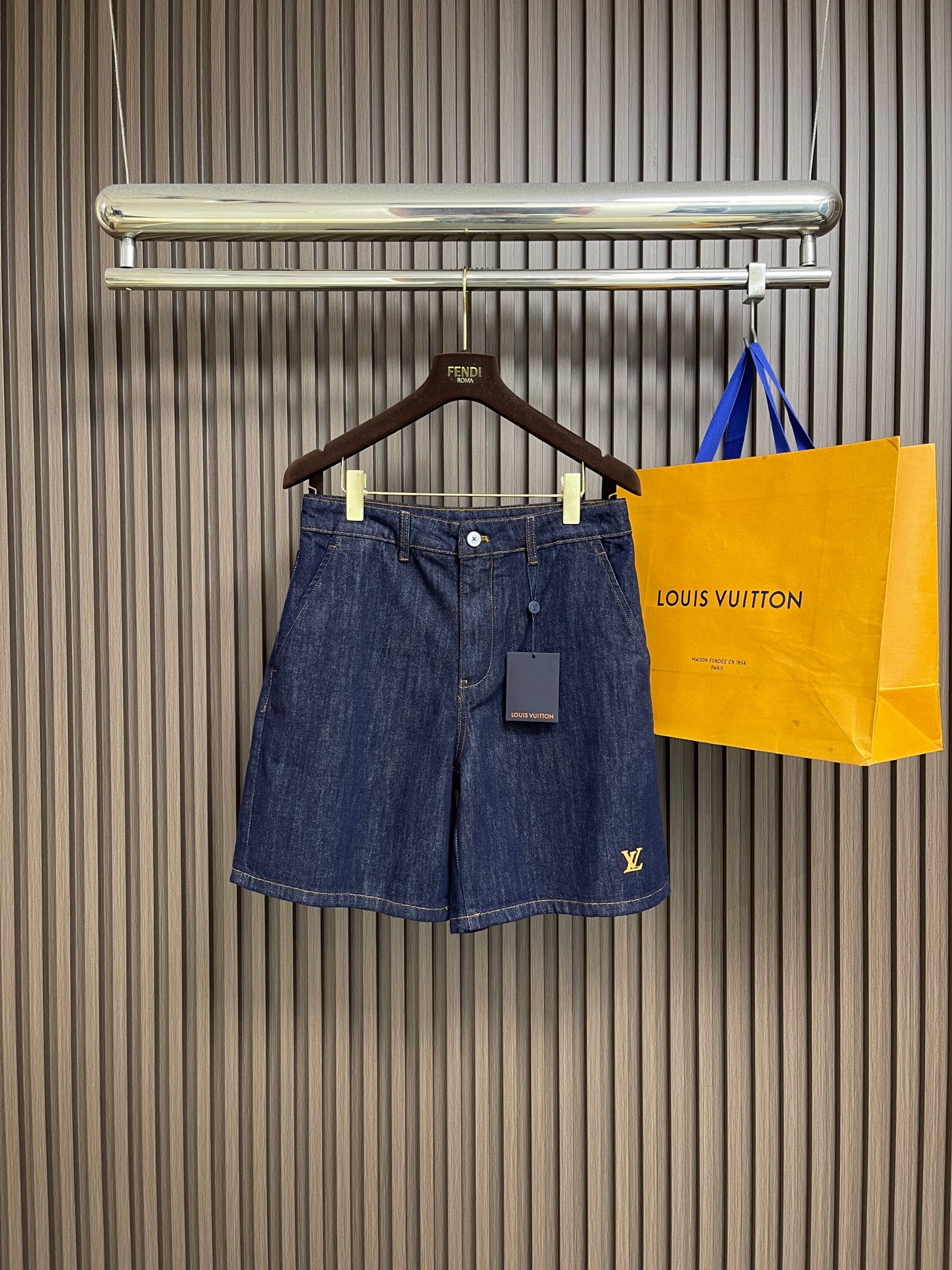 NO:848695,LV blue tailored denim shorts. These shorts combine formal tailoring and denim elements. They are made of cotton twill fabric to create a classic style and can be flexibly adapted to various occasions. The left hem is decorated with Lu VVN leather-style patches, paying tribute to Louis Vuitton's long leather goods heritage. Pearlescent buttons and formal tailoring pockets show tailoring style in the details. Size 28-30-32-34-36, size 28 waist 76  Hips 104, pants length 49, size 30, waist 80, hips 108, pants length 49.5, size 32, waist 84, hips 112, pants length 50, size 34, waist 88, hips 116, pants length 50.5, size 36, waist 92, hips 120, pants length 51,,louis vuitton,louis vuitton,shorts,19860909LV 蓝色精裁牛仔短裤,本款短裤糅合正装剪裁与丹宁元素,以棉质斜纹面料塑就经典风尚,灵活适配多元场合.左侧裤脚点缀 Lu VVN 皮革风格贴饰,致意路易威登的悠远皮具传承.珠光纽扣与正装剪裁口袋,于细节中展露精裁风范.尺码28-30-32-34-36 28码腰围76 臀围104裤长49 30码腰围80 臀围108裤长49.5 32码腰围84 臀围112 裤长50 34码腰围88 臀围116 裤长50.5 36码腰围92 臀围120 裤长51,,louis vuitton,louis vuitton,shorts,,Men's clothing