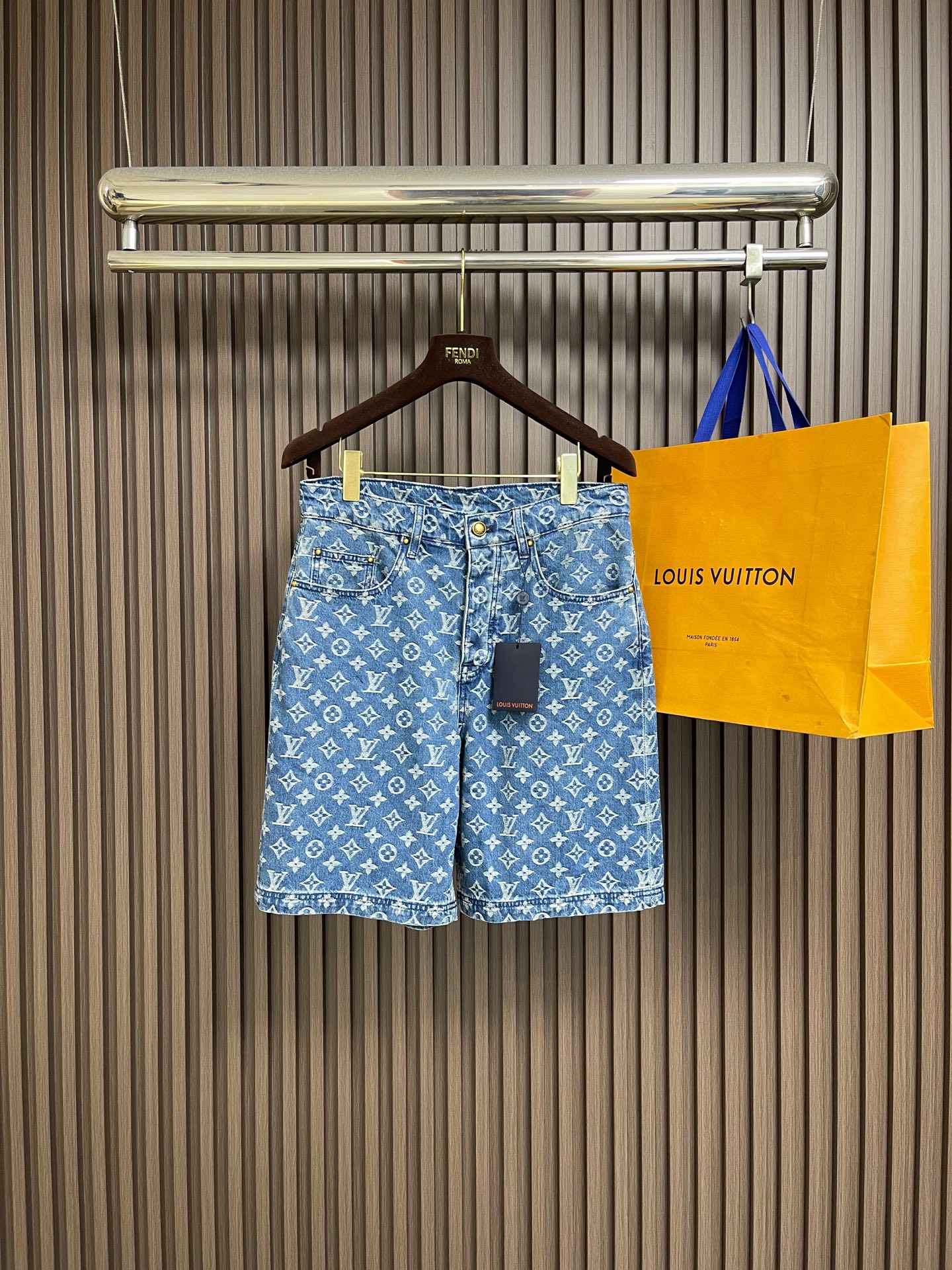 NO:845163,LV all-over printed denim shorts, this LOUIS VUITTON  MONOGRAM denim shorts are made of high-quality denim fabrics and treated with a special washing process, giving them a natural retro distressed texture. They are soft and skin-friendly and have a crisp fit. They are fully printed with the classic Monogram presbyopia pattern, using precise jacquard technology. The texture is clear and three-dimensional, and the recognition is full. Every printing is even and full, highlighting the brand's iconic design aesthetics. The trousers are sewn with high-density stitching, and the waistband hardware buttons and back leather tags  The details are exquisitely crafted, and the reinforcement process improves durability and is not easy to deform and open. The loose straight cut is matched with reasonable pants length, taking into account the casual feeling and practical wearability, and is suitable for a variety of wearing styles. Strictly follow the quality control standards, 1-3cm manual measurement error is within the normal range, it is recommended to hand wash and maintain, long-term wear can still maintain the version and texture, it is a classic item with both trendy attributes and high-quality craftsmanship. The overall routing is straight and delicate, the fabric is comfortable and soft, and the color is consistent without color difference.  It can be matched with the same style to create a fashionable look, and can be used in various occasions. Customized accessories, complete with three standards, same style for men and women!  Size 28-30-32-34-36 28 size waist 76 hip 102 pants length 51 30 size waist 80 hip 106 pants length 51.5 32 size waist 84 hip 110 pants length 52 34 size waist 88 hips 114 pants length 52.5 36 size waist 92 hips 118  Pants length 53,,louis vuitton,louis vuitton,shorts,19860909LV 满印牛仔短裤,这款LOUIS VUITTON MONOGRAM牛仔短裤,甄选优质牛仔面料打造,经特殊水洗工艺处理,呈现出自然复古的做旧质感,触感柔软亲肤且兼具挺括版型.满印经典Monogram老花图案,采用精准提花工艺,纹理清晰立体,辨识度拉满,每一处印花都均匀饱满,彰显品牌标志性设计美学.裤身采用高密走线缝制,腰头五金纽扣、后片皮牌等细节做工精致,加固工艺提升耐用性,不易变形开线.宽松直筒剪裁搭配合理裤长,兼顾休闲感与实穿性,适配多种穿搭风格.严格遵循品控标准,1-3cm手工测量误差属正常范围,建议手洗养护,长久穿着仍能保持版型与质感,是兼具潮流属性与高品质工艺的经典单品.整体走线平直细腻,面料舒适柔软,颜色一致无色差 能与同款搭配营造时尚造型,驾驭各种场合,定制辅料,三标齐全,男女同款！尺码28-30-32-34-36 28码腰围76 臀围102裤长51 30码腰围80 臀围106裤长51.5 32码腰围84 臀围110 裤长52 34码腰围88 臀围114 裤长52.5 36码腰围92 臀围118 裤长53,,louis vuitton,louis vuitton,shorts,,Men's clothing
