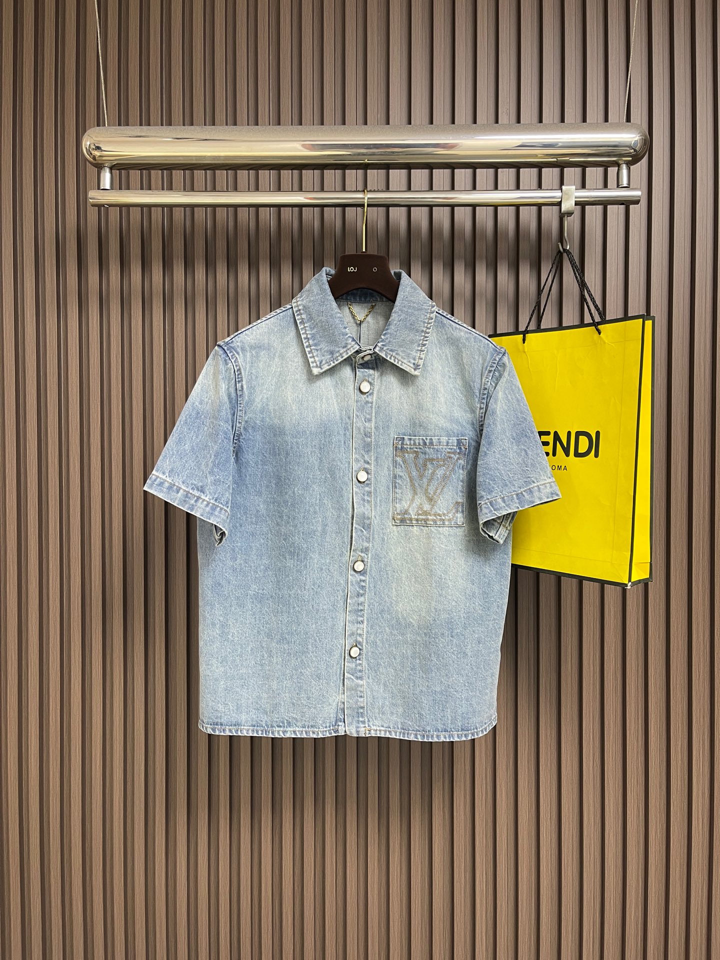 NO:845188,LV logo denim short-sleeved jacket, the overall line is straight and delicate, the fabric is comfortable and soft, the color is consistent without color difference, it can be matched with the same style to create a fashionable look, to control various occasions, customized accessories, complete three standards, same style for men and women. Sizes S-XL, Louis Vuitton, jackets & coats, T-shirt,19860909LV 徽标牛仔短袖外套,整体走线平直细腻 面料舒适柔软 颜色一致无色差 能与同款搭配营造时尚造型,驾驭各种场合,定制辅料,三标齐全,男女同款 尺码S-XL,,louis vuitton,jackets & coats,T-shirt,,Men's clothing