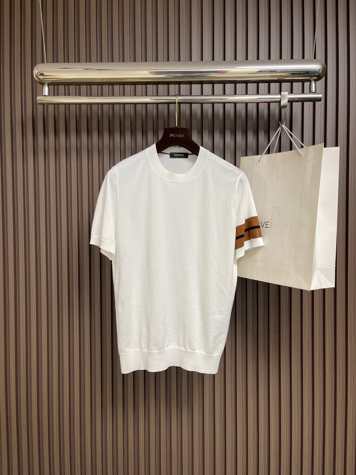 NO:845156,ZEGNA 2026SS new summer men's round neck knitted short-sleeved T-shirt, the all-over design perfectly integrates Italian aesthetics, and inherits the genes of the Jay family, taking the minimalist route, in line with modern urban aesthetics!  The color is light and versatile, suitable for all kinds of daily wear, and the compatibility space is very high. It can be used in any occasion, business or casual. It is also very fashionable for street fashion. The wardrobe is perfect for business and casual wear and has a high attendance rate. One piece for each person. Sizes M-3XL, T-shirt, tees, t-shirt,19860909ZEGNA 2026SS夏季新款男士圆领针织短袖T恤,通体的设计完美融合意式美学,且传承了杰家族的基因,走极简主义的路线,符合现代都市审美！配色轻熟百搭,符合日常各种穿搭,混搭兼容空间极高,驾驭任何场合,商务休闲皆可,出街潮搭亦非常时尚,衣橱商务休闲绝佳的高出勤率,人手一件.尺码M-3XL,,T-shirt,tees，t-shirt,,Men's clothing