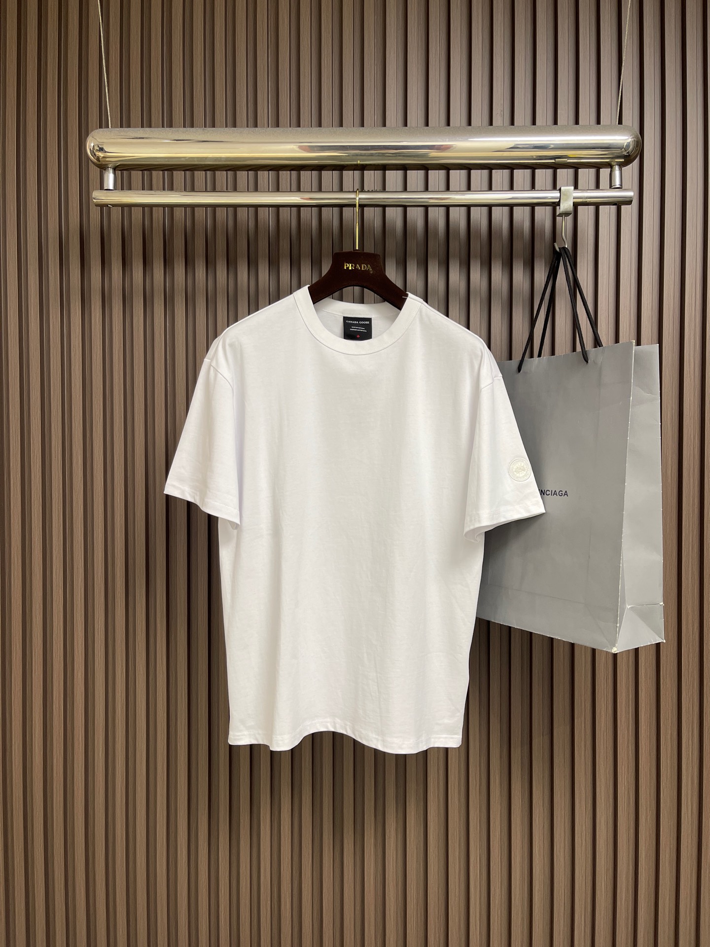 NO:845099,CanadaGoose 2026ss men's new round neck short-sleeved T-shirt for spring and summer. Imported custom-woven fabric 280 pure cotton, the fabric feels silky and soft, has excellent breathability and skin-friendlyness, is extremely comfortable to wear, and the overall texture is quite high!  The iconic logo on the sleeve arm is carefully crafted with heavy craftsmanship. It is simple, fashionable and classic, which is eye-catching and highly recognizable and classy!  Regular casual tailoring design. Sizes S-XL, T-shirt, tees, t-shirt,19860909CanadaGoose加拿大鹅 2026ss春夏男士新款圆领短袖T恤.进口定织面料280纯棉、面料手感丝滑柔软,透气亲肤性极佳,着身无比的舒适,整体质感相当之高！袖臂标志性Logo,重工艺精心打造,简约时尚经典让人眼前一亮,极具辨识度与档次感！常规的休闲版型裁剪设计.尺码S-XL,,T-shirt,tees，t-shirt,,Men's clothing