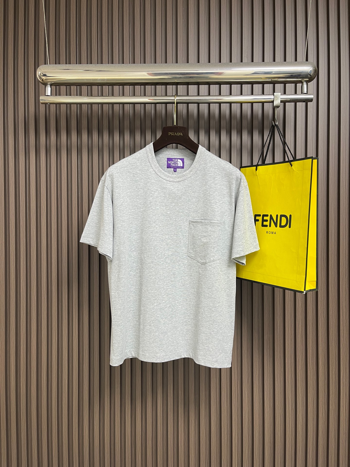 NO:847359,TNF North Face 2026ss new spring and summer short-sleeved round neck T-shirt with chest pocket embroidery logo, very personalized and high-end style, logo embroidery craft design!  Customized pure cotton fabric!  A simple and high-end fashion item, complete with three standards!  !  Size S-XL,,The North Face,T-shirt,tees,t-shirt,19860909TNF 北面2026ss春夏新款胸前口袋刺绣标识短袖圆领T恤,极具个性高级风,标志logo刺绣工艺设计！定制纯棉面料！一款简约高级的时尚单品,三标齐全！！尺码S-XL,,The North Face,T-shirt,tees，t-shirt,,Men's clothing