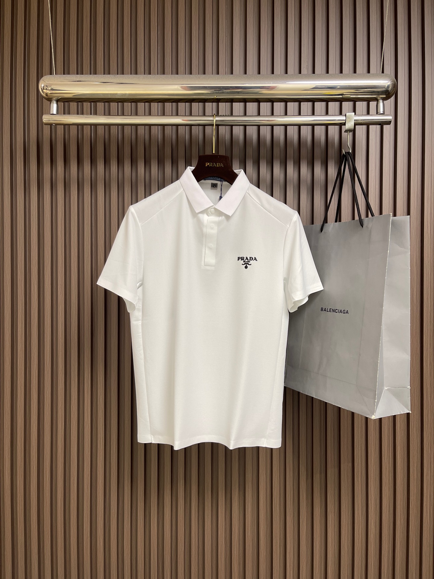 NO:847338,Prada cotton offset printed logo polo shirt, made of original color organic cotton, soft texture, light and thin fabric, fine and clear texture, loose and comfortable fit, and the upper body effect is very handsome!  The logo is exquisite and small, reflecting the brand elements. It is low-key and restrained, and has a decorative effect. It is recognizable and the blunt collar design shows youthful vitality and full of softness. Size M-3XL,, prada,19860909Prada 棉质胶印logo标识polo衫,采用原色有机棉,质地柔软,面料轻薄,纹理细腻清晰,版型宽松舒适,上身效果非常帅气！logo精致无暇又小巧,体现品牌元素,低调内敛,又起到装饰效果具有辨识度钝性领子设计特显年轻活力,柔和感十足.尺码M-3XL,,prada,,Men's clothing