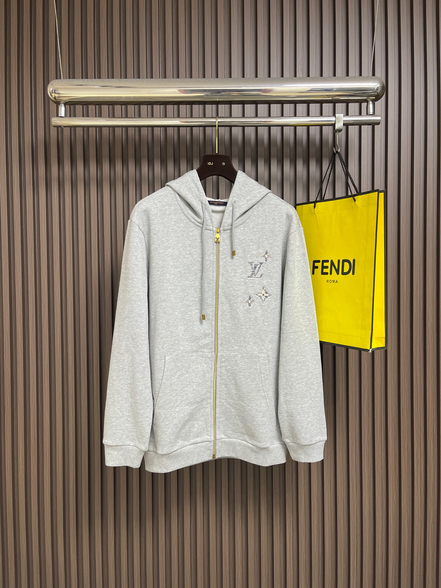 NO:847374,LV  The hooded zipper sweatshirt with embroidered logo is made of heavy terry knitted fabric. The texture is thick and soft, feels skin-friendly and breathable. It has excellent warmth retention and drape. The upper body is comfortable and comfortable, and it is not easy to pill and deform after long-term wear. The whole body of the garment is made of delicate embroidery technology, inspired by the brand's iconic Monogram elements, to create exquisite LV letters and flower logo embroidery. The stitching is fine and smooth, and the color transition is natural, keeping a low profile.  It shows a luxurious texture; the placket adopts a customized metal zipper with the brand logo engraved on the zipper pull, which opens and closes smoothly and has a full texture; there is a large-sized kangaroo pocket on the front, with neat and tight routing, which is practical and adds a sense of layering to the body; the cuffs and hem are made of ribbed edge technology, which is moderately elastic, comfortable to wear without being tight, and can effectively prevent wind and heat; the loose-shoulder cut is not flattering on the figure. Sizes S-XL, Louis  vuitton,hoodie,sweatshirts,hats,19860909LV 刺绣标识连帽拉链卫衣,采用重磅毛圈针织面料,质地厚实软糯,触感亲肤透气,兼具出色保暖性与垂坠感,上身舒适自在,久穿不易起球变形；衣身通体采用细腻刺绣工艺,以品牌标志性Monogram元素为灵感,打造精致的LV字母与花卉标识刺绣,针脚细密平整,色彩过渡自然,低调中尽显奢华质感；门襟采用定制金属拉链,拉链头刻有品牌标识,开合顺滑流畅,质感十足；正面设有大尺寸袋鼠口袋,走线工整紧密,实用之余增添衣身层次感；袖口与下摆采用罗纹收边工艺,弹性适中,穿着舒适不勒身,同时能有效防风锁温；宽松落肩版型剪裁不挑身材.尺码S-XL,,louis vuitton,hoodie,sweatshirts,hats,,Men's clothing