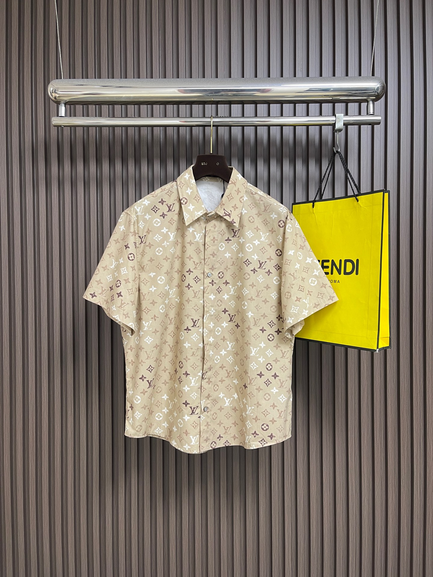 NO:847371,LV Dune Shadow presbyopic short-sleeved shirt, this lightweight and summery short-sleeved shirt is decorated with a camouflage-inspired Monogram Surplus pattern in a mottled light beige color and has mother-of-pearl buttons. Made from a cotton and linen blend, the fabric is fresh and breathable. It is an easy-to-match piece with the collection's classic tones and can add a touch of graphic signature to the overall look. Sizes S-XL, Louis Vuitton, shirts, T-shirt,19860909LV 沙丘之影老花短袖衬衫,这款轻盈且充满夏日气息的短袖衬衫,饰有受迷彩启发的 Monogram Surplus图案,色调为斑驳的浅米色,并配有珍珠母贝纽扣.面料采用棉麻混纺制成,触感清新且透气.这是一件易于搭配该系列经典色调的单品,能为整体造型增添一抹图形化的标志性点缀.尺码S-XL,,louis vuitton,shirts,T-shirt,,Men's clothing