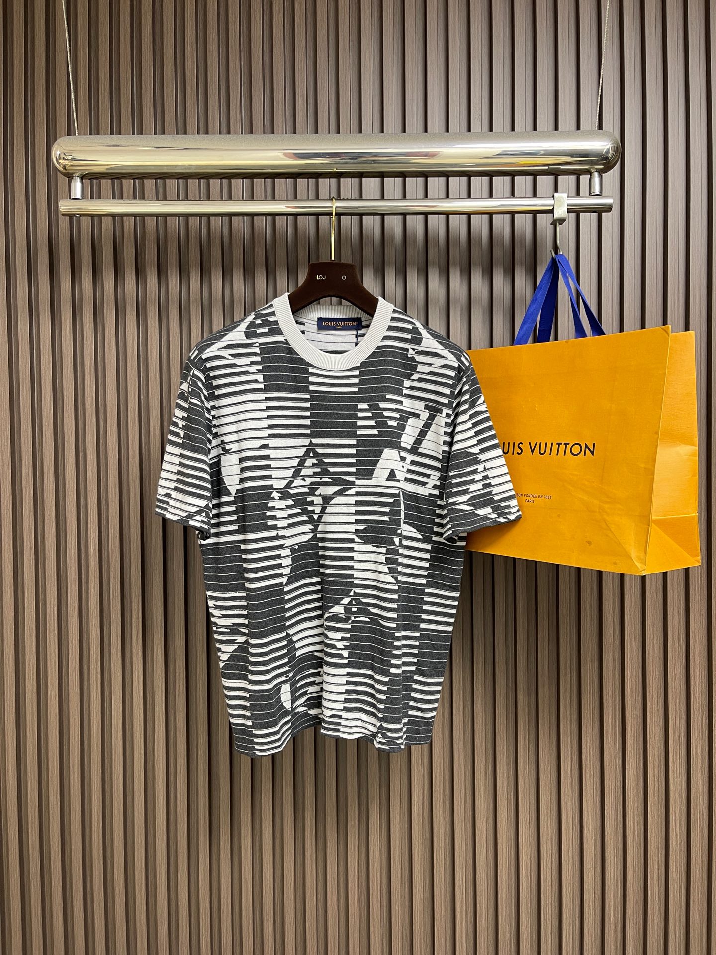 NO:847358,LV  Dynamic striped spring and summer round neck T-shirt, 2026Ss new men's early autumn casual knitted series, visually adopts horizontal black and white gray stripes + hidden misaligned Monogram presbyopia jacquard, and uses stripe segmentation to reconstruct the classic four-leaf flower and LV logo. From a distance, it is a simple stripe, but from a close look, it is full of brand recognition, low-key and full of high-end. The version  Loose oversize silhouette with dropped shoulders, the whole piece is made of one-piece yarn-dyed jacquard technology, not post-printing, the fabric is heavyweight pure cotton knitted, thick and soft, draping and anti-deformation, solid gray ribbed round collar, the neckline is reinforced and not easy to loose, the entire front and back are covered with symmetrical jacquard, and the back also fully displays the pattern. Sizes S-XL, Louis  vuitton,versace,tees,t-shirt,19860909LV 动态条纹春夏圆领T恤,2026Ss新款男士早秋休闲针织系列,视觉采用横向黑白灰条纹+隐藏式错位Monogram老花提花,利用条纹分割重构经典四叶花、LV标识,远看是简约条纹,近看满是品牌辨识度,低调又充满高级.版型宽松落肩Oversize廓形,整件采用一体色织提花工艺,不是后期印花,面料重磅纯棉针织,厚实软糯、垂坠抗变形,纯色灰罗纹圆领,领口加固不易松垮,前后整片满版对称提花,后背同样完整呈现图案.尺码S-XL,,louis vuitton,versace,tees，t-shirt,,Men's clothing