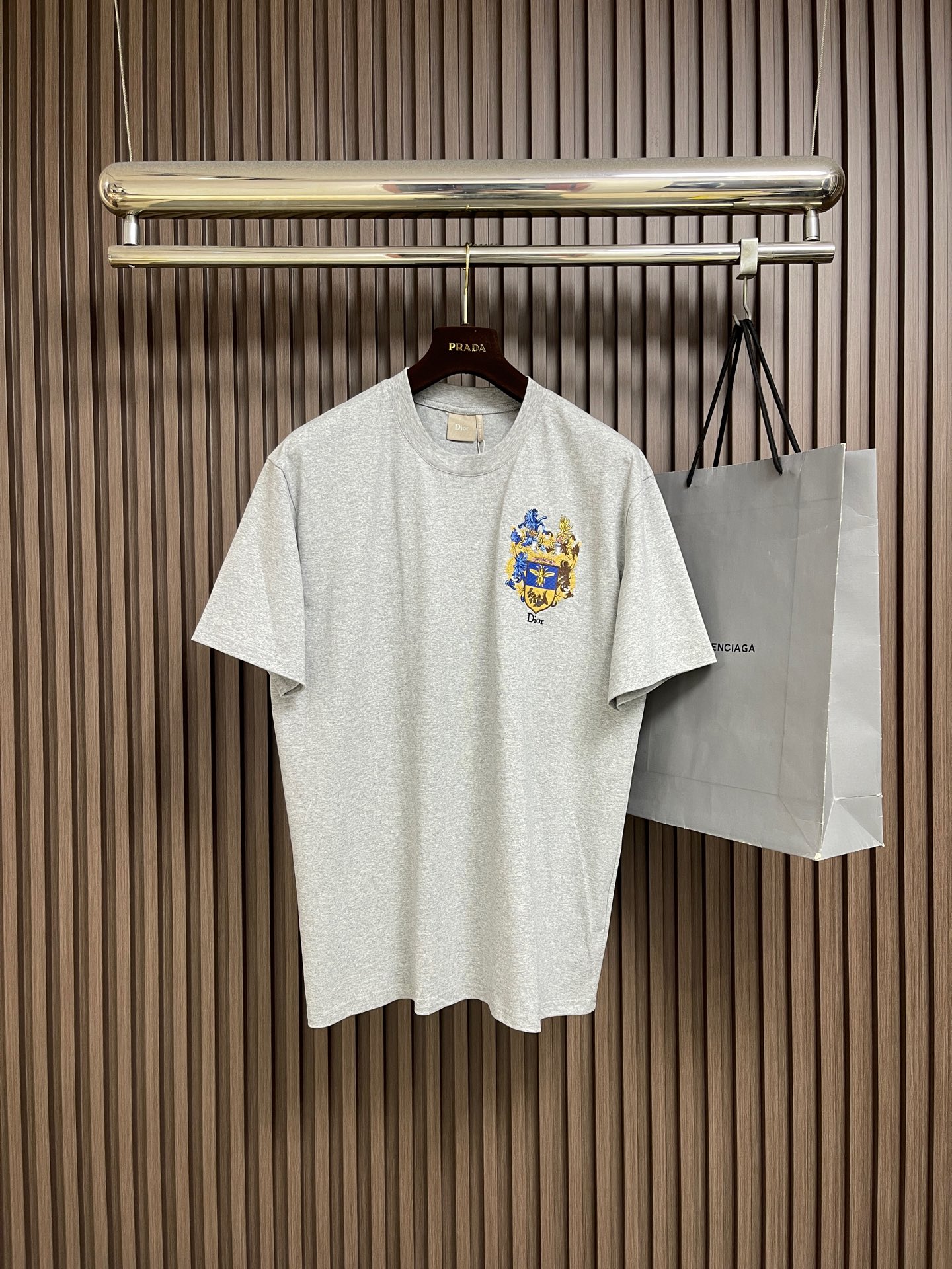 NO:847347,Dior 2026ss new round neck short-sleeved T-shirt, decorated with Dior Blason pattern embroidery, reinterpreted through the gorgeous coat of arms carefully designed by Jonathan Anderson (Jonathan Anderson) Dior  Logo. Carefully made of cotton jersey fabric, loose fit with round neck design. Can be worn with the shorts of this series to create a fashionable and casual look. Sizes S-XL, dior, shorts, T-shirt, tees, t-shirt,19860909Dior 2026ss新款圆领短袖T恤,饰以 Dior Blason 图案刺绣,通过乔纳森·安德森 (Jonathan Anderson) 精心设计的华丽盾形纹章焕新演绎 Dior 标识.采用棉质平纹针织面料精心制作,宽松版型搭配圆领设计.可与该系列的短裤搭配穿着,打造时尚休闲的造型.尺码S-XL,,dior,shorts,T-shirt,tees，t-shirt,,Men's clothing
