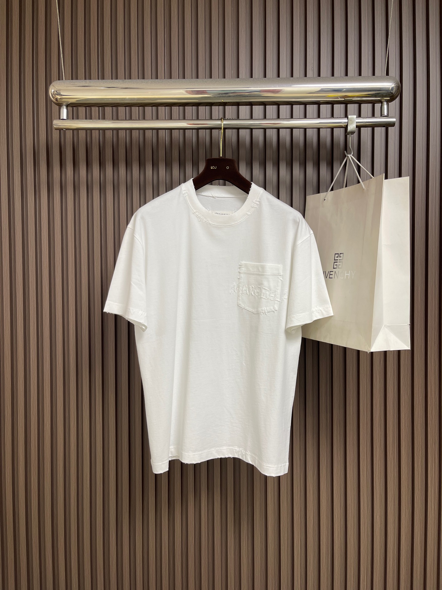 NO:848687,MM6 Margiela couple's short-sleeved T-shirt, simple but not simple MM6 short-sleeved, combines comfort and fashion with one click. Couples can close their eyes and wear it together to show a new attitude ~ High-weight pure cotton knitted, solid and breathable texture, soft and skin-friendly when worn next to the body, bid farewell to hot and sticky, full of comfort. Classic and simple style, iconic small details on the chest, low-key and recognizable, versatile and easy to wear. Loose OS tailoring, not picky about body shape!  Couples can wear it together, one piece per person, it is easy to create a relaxed couple outfit, suitable for daily outings and dates. Sizes S-XL, masion margiela, masion margiela, T-shirt, tees, t-shirt,19860909MM6 马吉拉情侣款短袖T恤,简约不简单的MM6短袖,把舒适与时髦一键拿捏,情侣党闭眼入,一起穿出新态度～高克重纯棉针织,质感扎实又透气,贴身穿柔软亲肤,告别闷热黏腻,舒适度拉满.经典简约风格,胸前标志性小细节,低调又有辨识度,百搭不踩雷.宽松OS裁剪,不挑身材！情侣同穿,一人一件,轻松打造松弛感情侣穿搭,日常出街、约会都适配.尺码S-XL,,masion margiela,masion margiela,T-shirt,tees，t-shirt,,Men's clothing