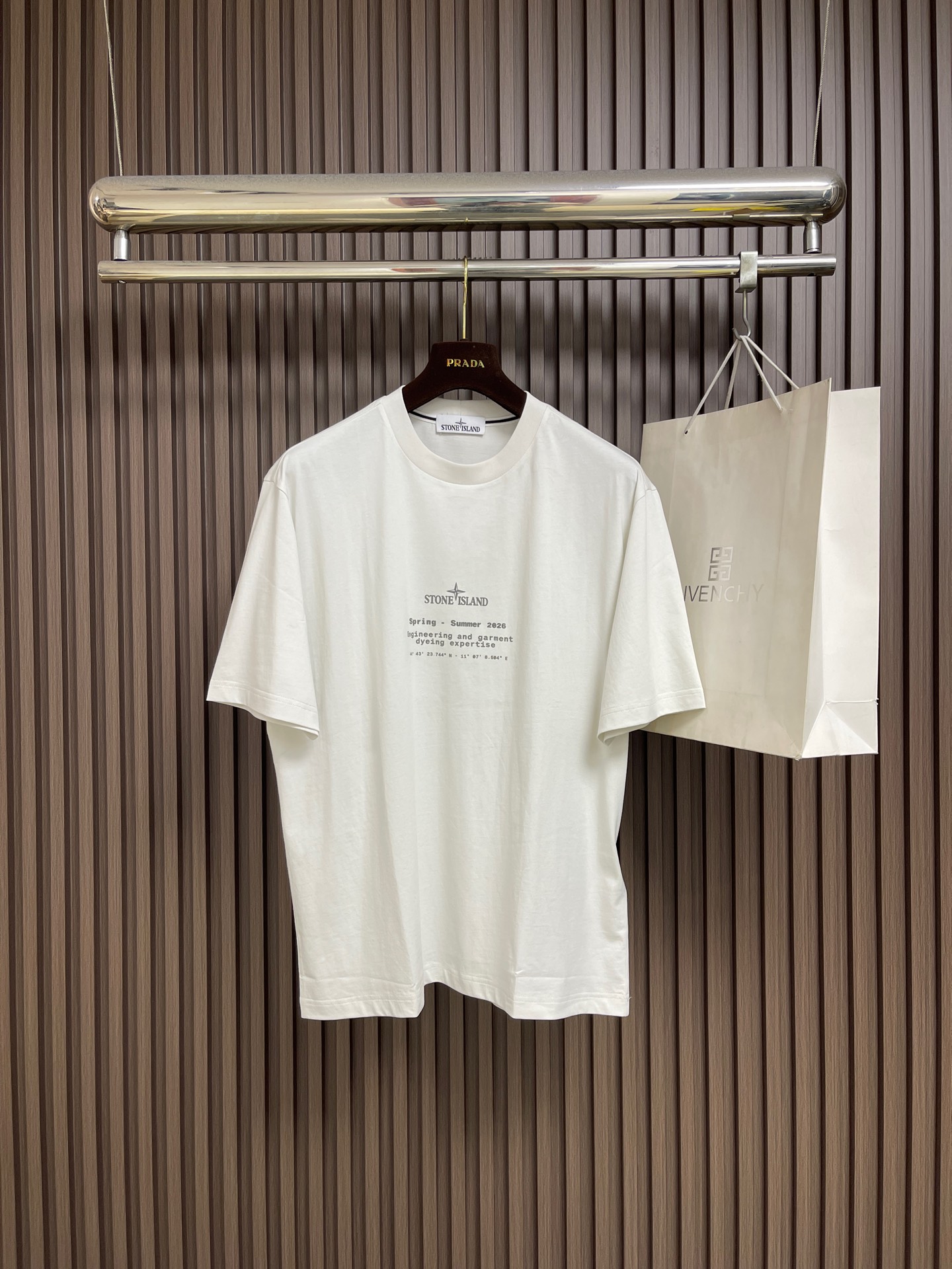 NO:847348,Stone Island emblem printed short-sleeved T-shirt. Customized Xingyu luxury tough plain cotton. Soft and crisp. Comfortable and breathable. Cloud sand beige solid color base. Sober Italian style relaxation. Selected Stone Island light luxury emblem and text printing on the chest. Revealed nobility. Reserved and silent. Retro weathered Compass compass badge on the back. Deeply engraved with nautical luxury genes. Full of sedimentary texture tempered by time.  The relaxed and casual silhouette interprets the Italian style of lazy elegance. It is not ostentatious but has its own aura. It uses glue printing. The printing has been modified three times by the film screen. The glue liquid paint is used to print the pattern on the fabric. The fabric is baked to fix the printing pattern. The fabric has been fermented and washed. It has a better hand feel and texture. It is not easy to deform, not easy to shrink, not easy to fade, and maintains long-term beauty. Sizes S-XL, T-shirt, tees, t-shirt,19860909石头岛 Stone lsland 徽章印花短袖T恤 定制星屿奢韧平棉 柔糯挺括 舒适透气 云境沙米色纯色基底 沉敛意式松弛感 胸前甄选Stone Island轻奢徽记与文字印花 隐耀贵气 内敛缄默 后背复古风化Compass罗盘徽章 深镌航海奢贵基因 漫溢时光淬炼的沉淀质感 松弛随性廓形演绎意式慵懒贵气 不肆张扬却自带传世气场 采用胶浆印花 印花经过三次菲林网板修改 使用胶浆液体涂料在织物上打印图案 烘烤织物以固定印刷图案 面料都经过酵洗 手感质感更佳 不易变形 不易缩水 不易褪色 保持长久的美观.尺码S-XL,,T-shirt,tees，t-shirt,,Men's clothing