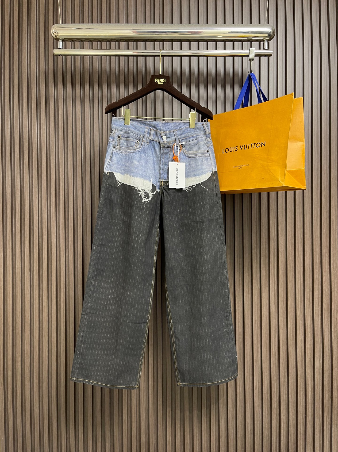 NO:847335,ACNE STUDIOS  Trompe-l'oeil striped print jeans, custom-made frost white embossed heavy-fermented denim material, with charcoal gray stripe base and soft mist washed blue, a cold and warm tones collide, with a matte high-end feel. With Ac's pioneering aesthetics as the soul, it is embellished with the season's trompe-l'oeil print. The thin stripe print flows with the light, creating a trompe-l'oeil effect.  The leg lines are lengthened to create a pair of walking artwork jeans. The unrestrained imagination is vividly displayed. Digital printing technology adopts digital pattern design and prints the pattern directly on the fabric through an inkjet printer to achieve Ac season's trompe l'oeil printing operation. The transition is natural.  The pattern is clear and the infrared positioning cutting machine uses an infrared transmitter and an infrared receiver to achieve precise positioning of the material. The accuracy can reach the micron level, thereby meeting the high-precision cutting effect of alignment and striping. It adopts the washing and color frying process, giving priority to a special desizing agent, and then soaking the fabric in it to evenly sizing. After desizing, it is finally rinsed. The workmanship is extremely complex and the loss is high. Sizes S-XL S code waist 76 hip 104 pants length 102 M  Waist 80 Hips 108 Pants Length 103 Large Waist 84 Hips 112 Pants Length 104 XL Waist 88 Hips 116 Pants Length 105,,acne studios,dior,jeans,19860909ACNE STUDIOS 错视条纹印花牛仔裤,定制霜白浮雕重酵丹宁绮料,以炭灰条纹底调碰撞柔雾水洗蓝,一冷一暖的色调碰撞,自带雾面高级感,以Ac的先锋美学为灵魂,点缀当季错视印花,细条纹印花随光线流动,以错视效果拉长腿部线条,成就一条行走的艺术品牛仔裤.天马行空的想象力被展现得淋漓尽致,数码印花技术,采用数字化图案设计,通过喷墨打印机将图案直接印制在织物上,实现Ac当季错视印花作业.过渡自然 图案清晰,红外线定位裁床,通过红外发射器和红外接收器来实现对材料的精准定位,精度可达到微米级别,从而满足对位对条高精度裁剪的效果,采用洗水炒色工艺,优先选择特制的退浆剂,再讲布料浸泡其中,均匀受浆 退浆后,最终再进行漂洗.做工复杂至极 损耗高.尺码S-XL S码 腰围76 臀围104裤长102 M码 腰围80 臀围108裤长103 L码 腰围84 臀围112 裤长104 XL码 腰围88 臀围116 裤长105,,acne studios,dior,jeans,,Men's clothing