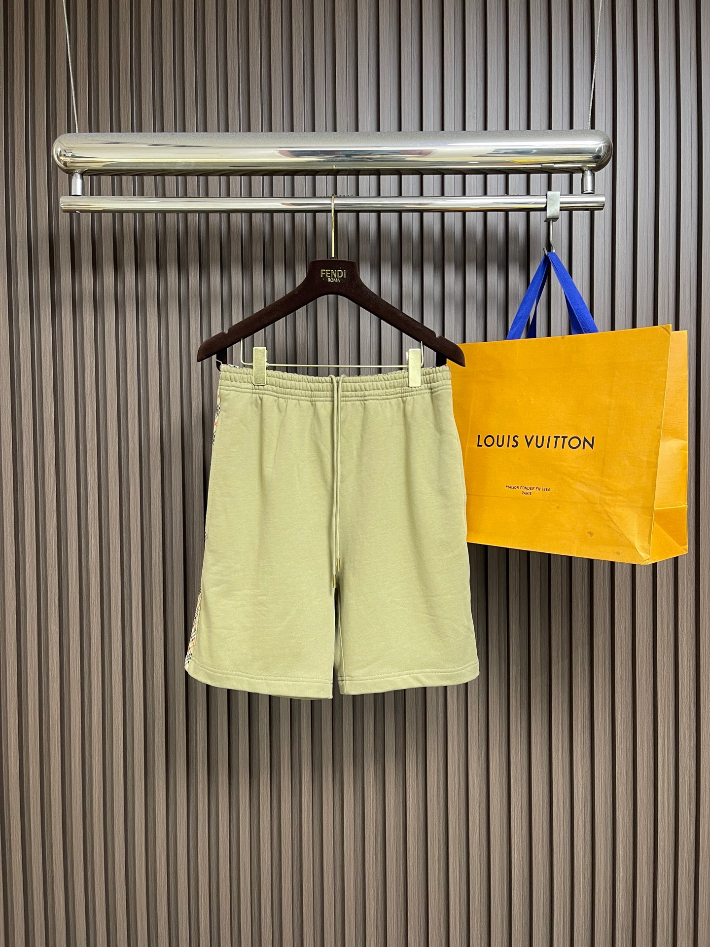 NO:848693,BURBERRY embroidered knight logo plaid band shorts, custom-made cloud soft mist velvet, light and pressure-free, soft and skin-friendly, sand tea khaki background condenses the British restrained aesthetics, exuding relaxation and luxury in the warmth. Vintage plaid webbing on the side of the pants is like a medal woven by time, hiding a century-old brand gene. The equestrian knight logo embroidery on the back pocket shows the elegance and elegance in the details. No need to make a fuss, it has become a status medal engraved with taste.  Imported machine embroidery technology is used, advanced computer control systems and precision mechanical components are used to realize the Burberry equestrian knight logo work. High precision. The lines are smooth and delicate. The fabrics have been fermented and washed. They have a better hand texture. They are not easy to deform, not easy to shrink, not easy to fade, and maintain long-term beauty. Sizes S-XXL S code. Waist 70, seat 99, trouser length 49 M, waist 74, seat 103, trouser length 50 L, waist 78.  Seat size 107, pants length 51, XL size, waist size 82, seat size 111, pants length 52, XXL size, waist size 86, seat size 115, pants length 53,,burberry,shorts,19860909BURBERRY 刺绣骑士标志格纹饰带短裤,定制云絮柔雾棉绒 轻盈无压 云柔亲肤 沙茶卡其底色凝练英伦克制美学 于温润中流露松弛奢意 裤侧Vintage格纹织带 如时光织就的勋章 暗藏百年品牌基因 后袋马术骑士徽标刺绣 于细节处彰显奢雅风骨 无需喧哗 便已成为镌刻品味的身份勋章 采用进口机刺绣工艺 使用先进的计算机控制系统和精密的机械部件 实现Burberry马术骑士徽标工作 精度高 线条流畅而细腻 面料都经过酵洗 手感质感更佳 不易变形 不易缩水 不易褪色 保持长久的美观.尺码S-XXL S码 腰围70 座围99裤长49 M码 腰围74 座围103 裤长50 L码 腰围78 座围107 裤长51 XL码 腰围82 座围111裤长52 XXL码 腰围86 座围115裤长53,,burberry,shorts,,Men's clothing