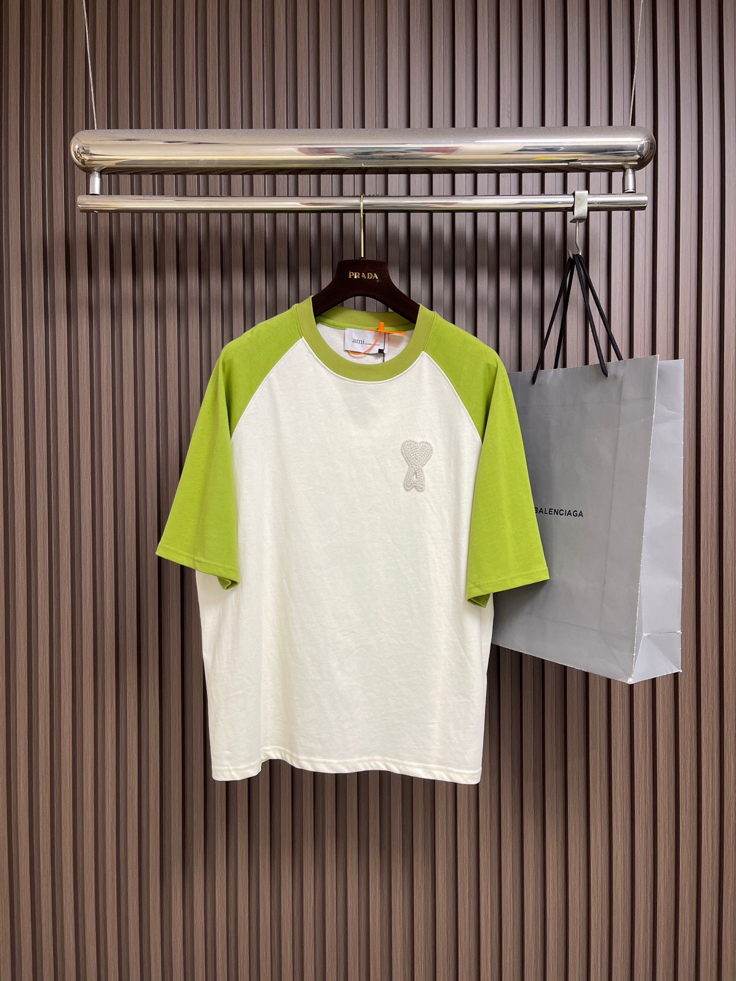 NO:847362,AMI  Raglan sleeves, classic love embroidered logo, round neck short-sleeved T-shirt, made from specially imported high-count double-ply pure cotton fabric. The texture is soft and skin-friendly, with a delicate and smooth touch. It has excellent breathability and drape. It is not easy to deform and pill after long-term wear. Guaranteed  It ensures the quality and practicality of the T-shirt; the neckline adopts the same color contrasting ribbed round neck design, with double-line reinforced hemming technology. The routing is smooth and neat, and it is not easy to loosen and deform after long-term wear. It can not only modify the neck line but also improve the wearing comfort;  The front of the garment has a three-dimensional love letter A embroidery logo, using high-density same-color embroidery technology. The lines are neat and full, and the colors are firm and not easy to fall off. The brand recognition is hidden in a low-key manner. The contrasting raglan sleeve design breaks the monotony of solid colors and adds youthful vitality and a retro college atmosphere. The loose and comfortable version is suitable for a variety of wearing scenarios, whether it is worn alone to create a daily casual style, or paired with a shirt for a layered look, it can be easily controlled. Sizes S-XL  S size bust 118 sleeve length 43 back center length 67 M size bust 122 sleeve length 44 back center length 68.5 L size bust 126 sleeve length 45 back center length 7019860909AMI 插肩袖经典爱心刺绣标识圆领短袖T恤,甄选进口特供高支双股纯棉面料,质地软糯亲肤,触感细腻顺滑,兼具出色透气性与垂坠感,久穿不易变形起球,保证了T恤的品质与实用性；领口采用同色系撞色罗纹圆领设计,搭配双线加固包边工艺,走线平整工整,久穿不易松垮变形,既能修饰颈部线条又提升穿着舒适度；衣身正面采用立体爱心A字刺绣标识,采用高密度同色系刺绣工艺,走线工整饱满,色彩牢固不易脱落,低调中暗藏品牌辨识度,撞色插肩袖设计打破纯色单调感,增添了青春活力与复古学院氛围；宽松舒适的版型适配多元穿搭场景,无论是单穿打造日常休闲风,还是搭配衬衫演绎叠穿造型,都能轻松驾驭.尺码S-XL S码胸围118 袖长43 后中长67 M码 胸围122 袖长44 后中长68.5 L码胸围126 袖长45 后中长70 XL码 胸围 袖长46 后中长71.5,,shirts,T-shirt,tees，t-shirt,,Men's clothing
