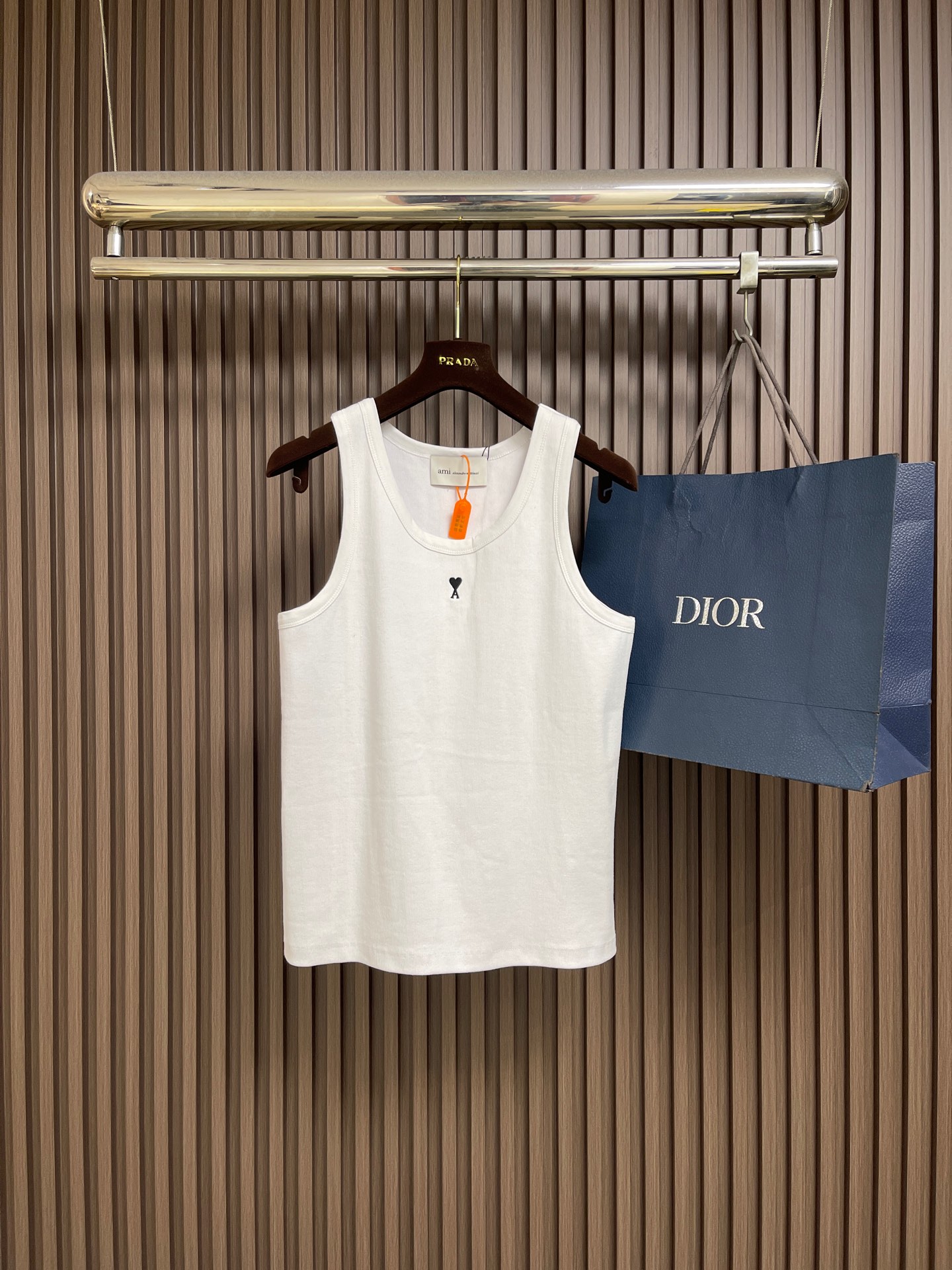 NO:847357,Ami Paris logo embroidered vest, custom-made luxurious and soft plain cotton, cloud-like and skin-friendly, clean and breathable. The simple black tone embodies French elegance. It shows a luxurious and elegant style when relaxed. The love logo is lightly embroidered in white on the front. The ami embroidery on the back neck has a dark engraved texture. French attitude on both sides. Minimalist and high-quality. The interior has a hidden charm. Wear it casually. It is versatile and effortless, using imported machine embroidery technology.  Use advanced computer control system and precise mechanical components to realize the Ami logo and letter embroidery work with high precision. The lines are smooth and delicate, and the fabrics have been fermented and washed. The texture is better, not easy to deform, not easy to shrink, not easy to fade, and maintains long-term beauty. Sizes S-XL S size bust 88 back width 20.3 length 56.5 M size bust 92 back width 21 length 58.5 L size bust 96  Back width 21.7, dress length 60.5, XL size, bust 100, back width 22.4, dress length 62.5,,19860909Ami Paris 标识刺绣背心,定制奢柔平纹爽棉 云感亲肤 净爽透气 至简黑调凝萃法式矜贵 松弛间尽显奢雅格调 前襟爱心标识白绣轻缀 后领ami刺绣暗镌肌理 双面皆是法式态度 极简有质 内搭藏韵 单穿随性 百搭间奢雅不费力,采用进口机刺绣工艺 使用先进的计算机控制系统和精密的机械部件 实现Ami标识与字母刺绣作业 精度高 线条流畅而细腻,面料都经过酵洗 手感质感更佳 不易变形 不易缩水 不易褪色 保持长久的美观.尺码S-XL S码胸围88 后背宽20.3 衣长56.5 M码 胸围92 后背宽21 衣长58.5 L码胸围96 后背宽21.7 衣长60.5 XL码 胸围100 后背宽22.4 衣长62.5,,,Men's clothing