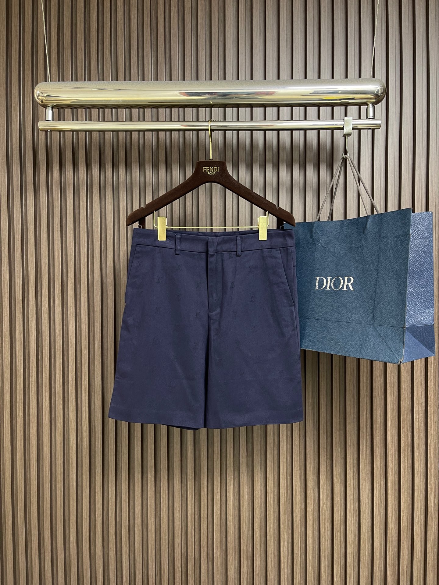 NO:847349,LV monogram old flower dark pattern jacquard casual shorts, made of high-count twill cotton blended fabric, pre-shrunk, stiff and anti-wrinkle, the whole body of the pants is printed with the same color old flower jacquard process, the navy blue base fabric is matched with the dark pattern Monogram logo, low-key and brand-recognizable, the texture is clear and three-dimensional under the light, and it is not easy to deform after long-term wear. The back waist pocket is equipped with the original LV leather logo, the embossed letter details are restored in place, the texture is high-end but not cheap. Size S-XL  46-52 Size 46 waist 80 Hips 98 pants length 50 Size 48 waist 84 hips 102 pants length 51 Size 50 waist 88 hips 106 pants length 52 Size 52 waist 92 hips 110 pants length 53,,louis vuitton,shorts,19860909LV monogram老花暗纹提花休闲短裤,面料采用高支斜纹棉混纺面料,经过预缩水处理,挺括抗皱,裤身满印采用同色系老花提花工艺,藏青色底布搭配暗纹Monogram标识,低调又有品牌辨识度,在光线下纹理清晰立体,久穿不易变形 后腰口袋搭配原版同款LV皮革标,压印字母细节还原到位,质感高级不廉价.尺码S-XL 46-52 46码腰围80 臀围98裤长50 48码腰围84 臀围102 裤长51 50码腰围88 臀围106 裤长52 52码腰围92 臀围110裤长53,,louis vuitton,shorts,,Men's clothing