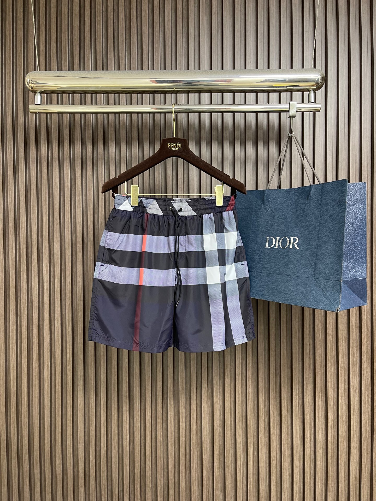 NO:847351,Burberry 2026ss new drawstring swimming trunks, decorative worsted Burberry  Plaid pattern. Presents a casual style, with mesh lining. It is made of high-density polyester fiber fabric. After the shaping process, it says goodbye to the pain points of easy wrinkles and deformation. At the same time, the polyester fiber has excellent moisture absorption and moisture conduction properties. The micro-breathable structure on the surface can quickly discharge body moisture.  After sweating during exercise, you can feel dry and non-sticky in a short time, saying goodbye to the embarrassment of hot and sticky legs. Its wear-resistant and tear-resistant properties are also relatively excellent. It is still not easy to pill or snag after daily friction and washing many times. It does not collapse after long-term wear and can maintain a neat fit for a long time. Sizes S-XL  46-52 Size 46 waist 76 Hips 108 Pants length 45 Size 48 Waist 80 Hips 112 Pants length 46 Size 50 Waist 84 Hips 116 Pants length 47 Size 52 Waist 88 Hips 120 Pants length 48,,burberry,19860909Burberry 2026ss 新款抽绳式游泳裤,装饰精纺 Burberry 格纹.呈现休闲版型,搭配网眼内衬.采用高密聚酯纤维面料,经过定型工艺处理之后,告别易皱、易变形的痛点,同时聚酯纤维自带优异的吸湿导湿属性,表面的微透气结构能快速排出体表湿气,运动出汗后,短时间即可干爽不黏腻,告别闷热黏腿的尴尬.其耐磨抗撕裂性能也相对优异,日常摩擦、水洗多次后依旧不易起球、不易勾丝,久穿不塌,能长久保持利落版型.尺码S-XL 46-52 46码腰围76 臀围108 裤长45 48码腰围80 臀围112裤长46 50码腰围84 臀围116裤长47 52码腰围88 臀围120裤长48,,burberry,,Men's clothing