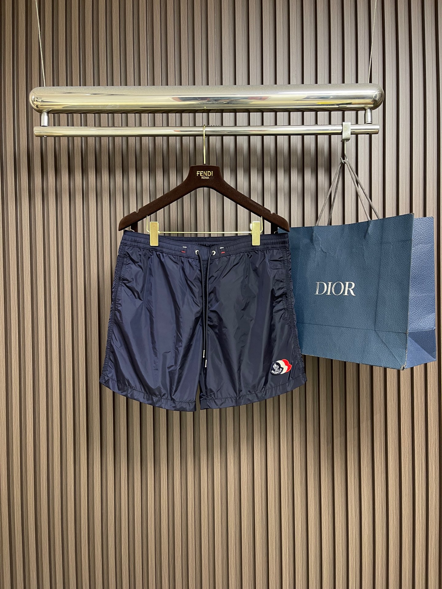 NO:847353,Moncler patch logo shorts, customized ice rib woven nylon, with fine mesh lining, refreshing and breathable, comfortable and close to the skin, with navy blue as the main color, deep and calm, the iconic Moncler logo patch lightly embellishes the trousers, instantly injecting soul into the overall look, highlighting the brand charm. The back is cleverly integrated into the zipper pocket, supplemented by three-color trim embellishment, adding layering and movement. Every detail is a rebellion against traditional workwear.  Unlock the ever-changing elegance of summer with lightness. The imported special machine infrared positioning 'Moncler logo patch' is used for more accurate positioning. The firm and strong template machine opens the bag. The preset template guides the position, shape and size of the bag opening. The accuracy ensures the quality of the bag opening. The fabrics have been fermented and washed. The texture is better, not easy to deform, not easy to shrink, not easy to fade, and maintains long-term beauty. The overall wiring is straight and delicate, the fabric is comfortable and soft, and the color is consistent without color difference.  It can be matched with the same style to create a fashionable look, and can be used in various occasions. Customized accessories, complete with three standards, same style for men and women!  Size S-XL S size, waist size 80, seat size 109, pant length 40, medium size, waist size 84, seat size 113, pant length 41, L size, waist size 88, seat size 117, pant length 42, XL size, waist size 92, seat size 121, pant length 43,,shorts,19860909Moncler 贴片标识短裤,定制冰壤棱织尼龙 搭配细密网布衬里 清爽透气 舒适贴肤 以墨海藏蓝为主色调 深邃而沉静 标志性Moncler标识贴片轻缀裤身 瞬间为整体造型注入灵魂 彰显品牌魅力 背面巧妙融入拉链口袋 辅以三色饰边点缀 增添层次与动感 每一处细节都是对传统工装的反叛 以轻盈之姿解锁夏日百变奢雅.采用进口专机红外线定位“Moncler标识贴片” 位置更为精准 牢固结实模版机开袋 预设的模板来指导开袋的位置 形状和大小 精确性确保了开袋效果质量面料都经过酵洗 手感质感更佳 不易变形 不易缩水 不易褪色 保持长久的美观.整体走线平直细腻,面料舒适柔软,颜色一致无色差 能与同款搭配营造时尚造型,驾驭各种场合,定制辅料,三标齐全,男女同款！尺码S-XL S码 腰围80 座围109 裤长40 M码 腰围84 座围113裤长41 L码 腰围88 座围117裤长42 XL码 腰围92 座围121裤长43,,shorts,,Men's clothing