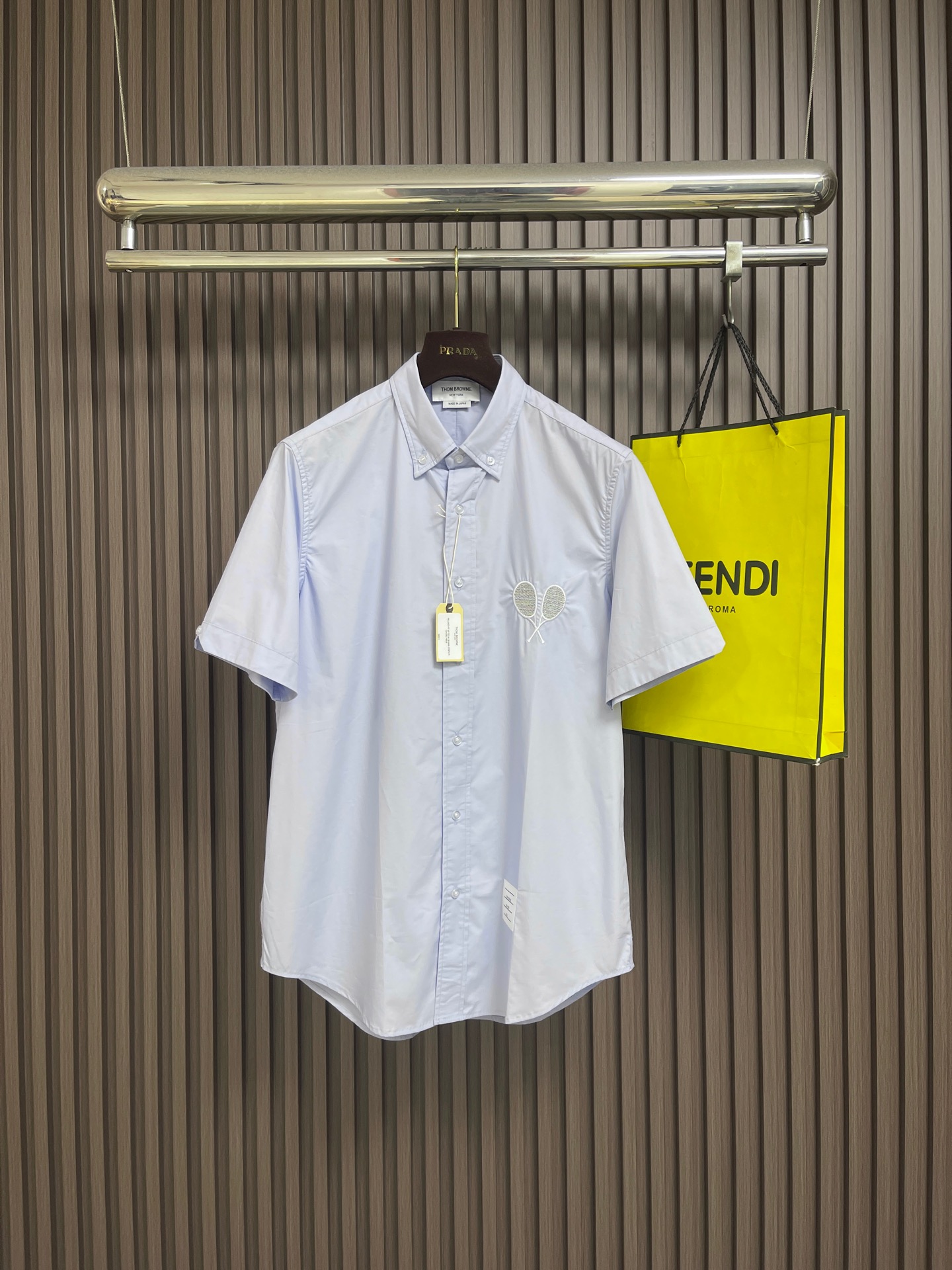 NO:847381,Thom browne TB new racket embroidered casual short-sleeved shirt. Imported original technical fabrics, soft and comfortable, comfortable and breathable upper body, unique design style. Whether worn alone or matched, it is a versatile item, highlighting the personality of young people. Original accessories, extremely high-grade, handsome upper body. Size 1-2-3-4 1 code, bust 108, shoulder width 45, dress length 79, 2 codes, chest 112, shoulder width 46, dress length 80  Size 3, bust 116, shoulder width 47, length 81, size 4, bust 120, shoulder width 48, length 82,,shirts,T-shirt,19860909Thom browne TB 新品球拍刺绣休闲短袖衬衫 进口原版科技面料,柔软舒适,上身舒适透气,独特设计风格,无论是单穿还是搭配,都是百搭单品,彰显了年轻人的个性,原版辅料,档次极高,上身帅气十足.尺码1-2-3-4 1码 胸围108肩宽45 衣长79 2码 胸围112 肩宽46 衣长80 3码 胸围116 肩宽47 衣长81 4码 胸围120肩宽48 衣长82,,shirts,T-shirt,,Men's clothing