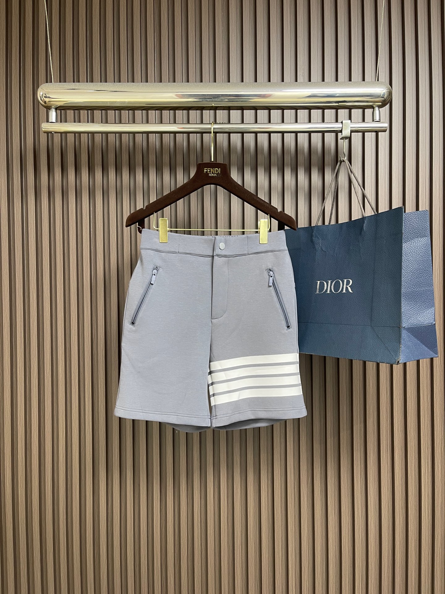 NO:847380,TB THOM BROWNE Tom Brown  The fabric of the yarn-dyed terry four-bar shorts is made of the original uniform yarn-dyed custom fabric, and the details are restored in high definition. The classic four-bar on the left calf is made of yarn-dyed integrated technology, with no color difference from the fabric. The threaded trousers are made of custom elastic, and the hardware trouser cords can be transferred to imported sewing equipment for sewing. The stitch length is fine. The same style for men and women, comes standard with dust bags, and has three complete standards. It is custom-woven and dyed, with no color difference from the original version. The ingenious craftsmanship is perfectly restored, three standards are complete, and customized accessories. Sizes 1-2-3-4  Size 1, length 47, waist 72, hips 100. Size 2, length 48, waist 78, hips 104. Size 3, length 49, waist 84, hips 108. Size 4, length 50, waist 90, hips 112,,thom browne,shorts,19860909TB THOM BROWNE 汤姆布朗 色织毛圈四条杠短裤面料采用原版一致色织定制面料,高清还原细节.左小腿经典四道杠采用色织一体工艺,与面料无色差,螺纹裤头定制弹性织成,五金裤绳可转进口缝纫设备缝制,针距细密.男女同款,标配防尘袋,三标齐全.定织定染,与原版无任何色差.匠心工艺完美还原,三标齐全,定制辅料.尺码1-2-3-4 1码 裤长47腰围72臀围100 2码 裤长48腰围78臀围104 3码 裤长49腰围84臀围108 4码 裤长50腰围90臀围112,,thom browne,shorts,,Men's clothing
