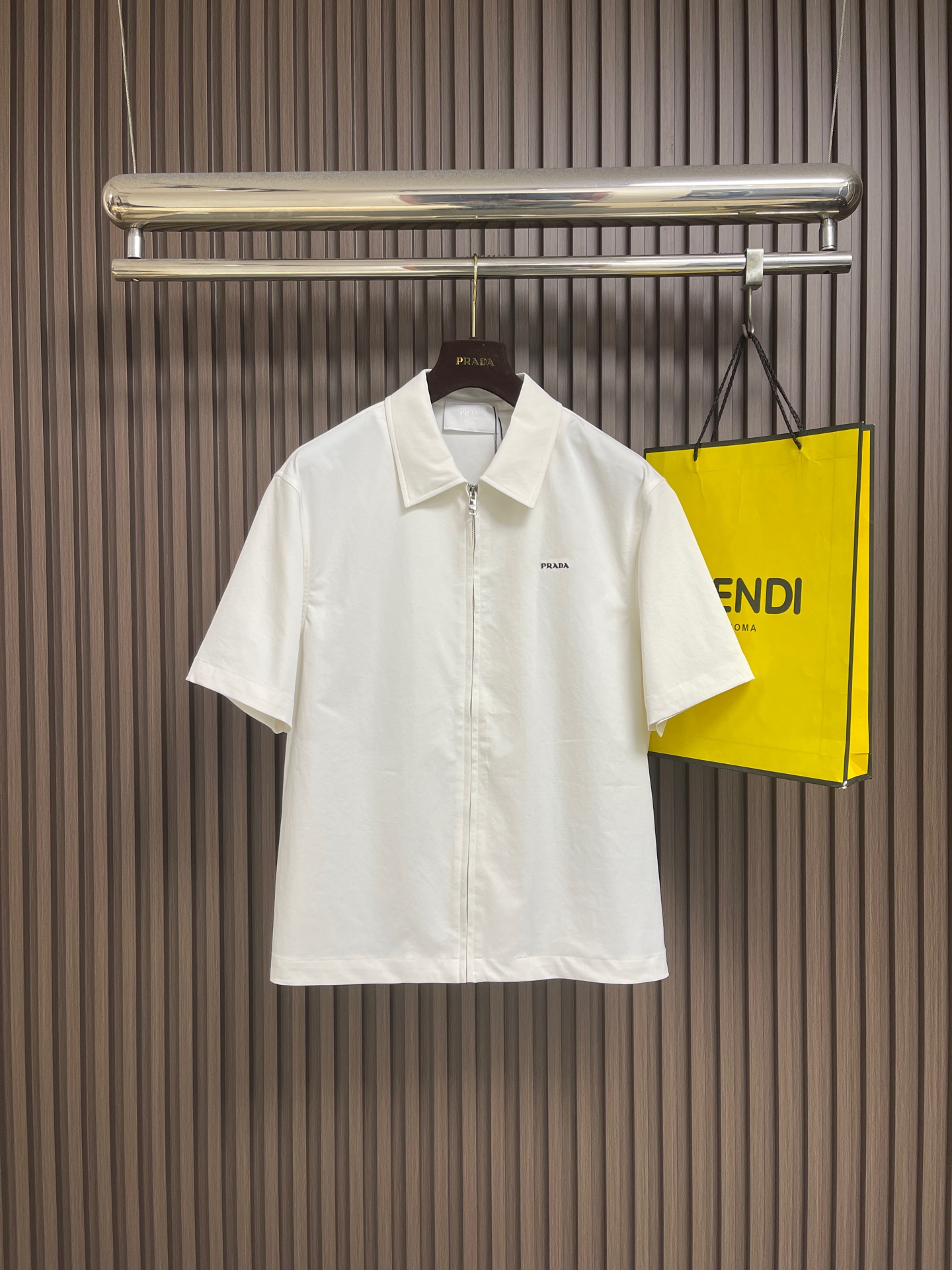 NO:847376,Tops and shorts Prada 2026ss spring and summer new short-sleeved zipper jacket and shorts suit minimalist body shape!  Top-grade knitted cotton blended texture, the overall touch is extremely comfortable, full of elasticity, high-grade skin-friendly effect, simple and elegant, fashionable and versatile, and the appearance is impeccable!! The quality of the fabric is also of the same high standard as always, soft and stylish, breathable and comfortable. The upper body has a good drape and is not easy to deform! It is also not easy to fade!  It makes the overall upper body effect more low-key, luxurious, noble and elegant! It shows a different flavor! Business casual, fashionable and versatile, it is simply a must-have item for every successful man. Sizes 48-56, prada, shorts, jackets & coats, T-shirt,19860909上衣 短裤 Prada 2026ss春夏新款短袖拉链外套短裤套装 极简的衣身造型！顶级针织棉质混纺质地 整体的触感极为舒适,弹力十足亲肤效果高级,简约大气,时尚百搭,品相更是无法挑剔!!面料这块品质也是一如既往的高规格 柔软有型、透气舒适.上身垂感好,不易变形!更不易褪色! 使得整体的上身效果更加的低调奢华,高贵典雅!彰显出别样的风味!商务休闲,时尚百搭,简直是每位成功男士的必备单品.尺码48-56,,prada,shorts,jackets & coats,T-shirt,,Men's clothing