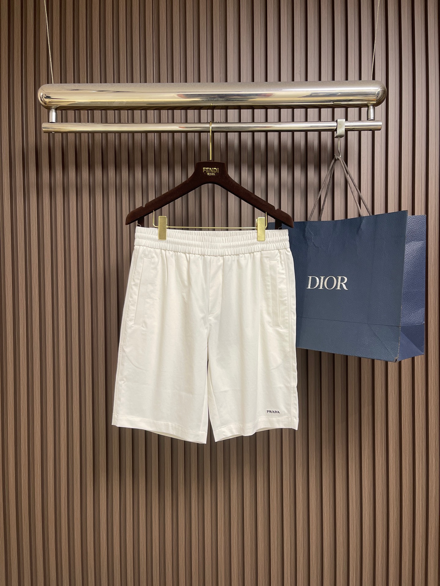 NO:847383,Tops and shorts Prada 2026ss spring and summer new short-sleeved zipper jacket and shorts suit minimalist body shape!  Top-grade knitted cotton blended texture, the overall touch is extremely comfortable, full of elasticity, high-grade skin-friendly effect, simple and elegant, fashionable and versatile, and the appearance is impeccable!! The quality of the fabric is also of the same high standard as always, soft and stylish, breathable and comfortable. The upper body has a good drape and is not easy to deform! It is also not easy to fade!  It makes the overall upper body effect more low-key, luxurious, noble and elegant! It shows a different flavor! Business casual, fashionable and versatile, it is simply a must-have item for every successful man. Sizes 48-56, prada, shorts, jackets & coats, T-shirt,19860909上衣 短裤 Prada 2026ss春夏新款短袖拉链外套短裤套装 极简的衣身造型！顶级针织棉质混纺质地 整体的触感极为舒适,弹力十足亲肤效果高级,简约大气,时尚百搭,品相更是无法挑剔!!面料这块品质也是一如既往的高规格 柔软有型、透气舒适.上身垂感好,不易变形!更不易褪色! 使得整体的上身效果更加的低调奢华,高贵典雅!彰显出别样的风味!商务休闲,时尚百搭,简直是每位成功男士的必备单品.尺码48-56,,prada,shorts,jackets & coats,T-shirt,,Men's clothing