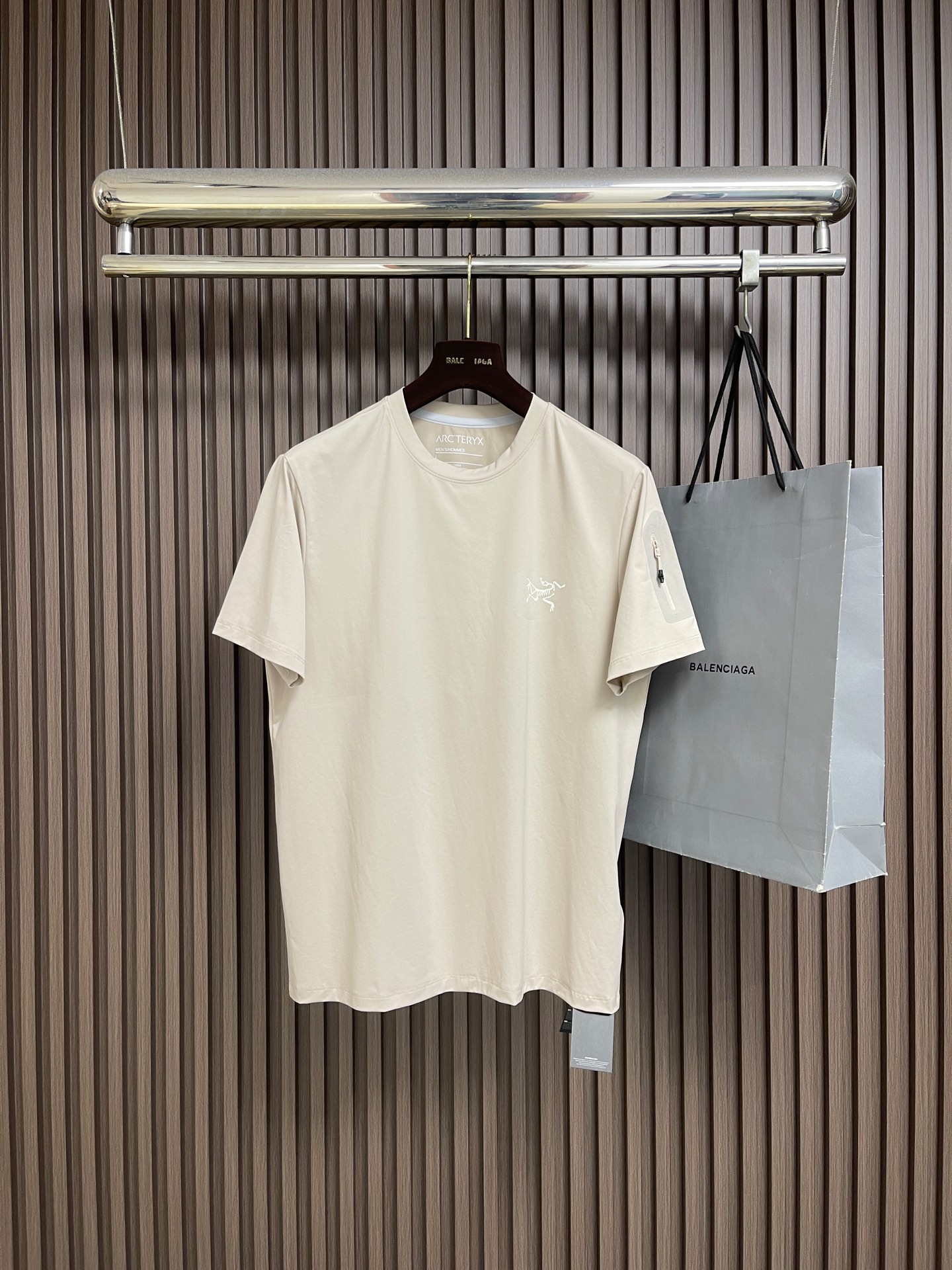 NO:848716,Arcteryx 2026SS chest printed short-sleeved T-shirt made of 60-count double-ply, 270g cotton fabric. The upper body is breathable, never pilling, soft and comfortable to the touch, and the whole garment is flat-laid and three-dimensional. The neckline and hem are double-narrow-needle flat-laid. Customized side labels, complete accessories, full texture, size M-3XL M code, bust 103, shoulder width 42.5, length 69 L  Bust 106 Shoulder width 44 Length 7119860909Arcteryx始祖鸟 2026SS 胸前印花短袖T恤 采用60支双股,270g全棉面料.上身透气,绝不起球,手感柔软舒适,全衣平车走线立体剪裁.领口,下摆双窄针平车.定制侧标,辅料齐全,质感十足,尺码M-3XL M码 胸围103 肩宽42.5 衣长69 L码 胸围106 肩宽44 衣长71  XL码胸围109 肩宽45.5 衣长73 2XL码 胸围112 肩宽47 衣长75 3XL码 胸围115 肩宽48.5衣长77,arc'teryx,T-shirt,tees，t-shirt,,Men's clothing