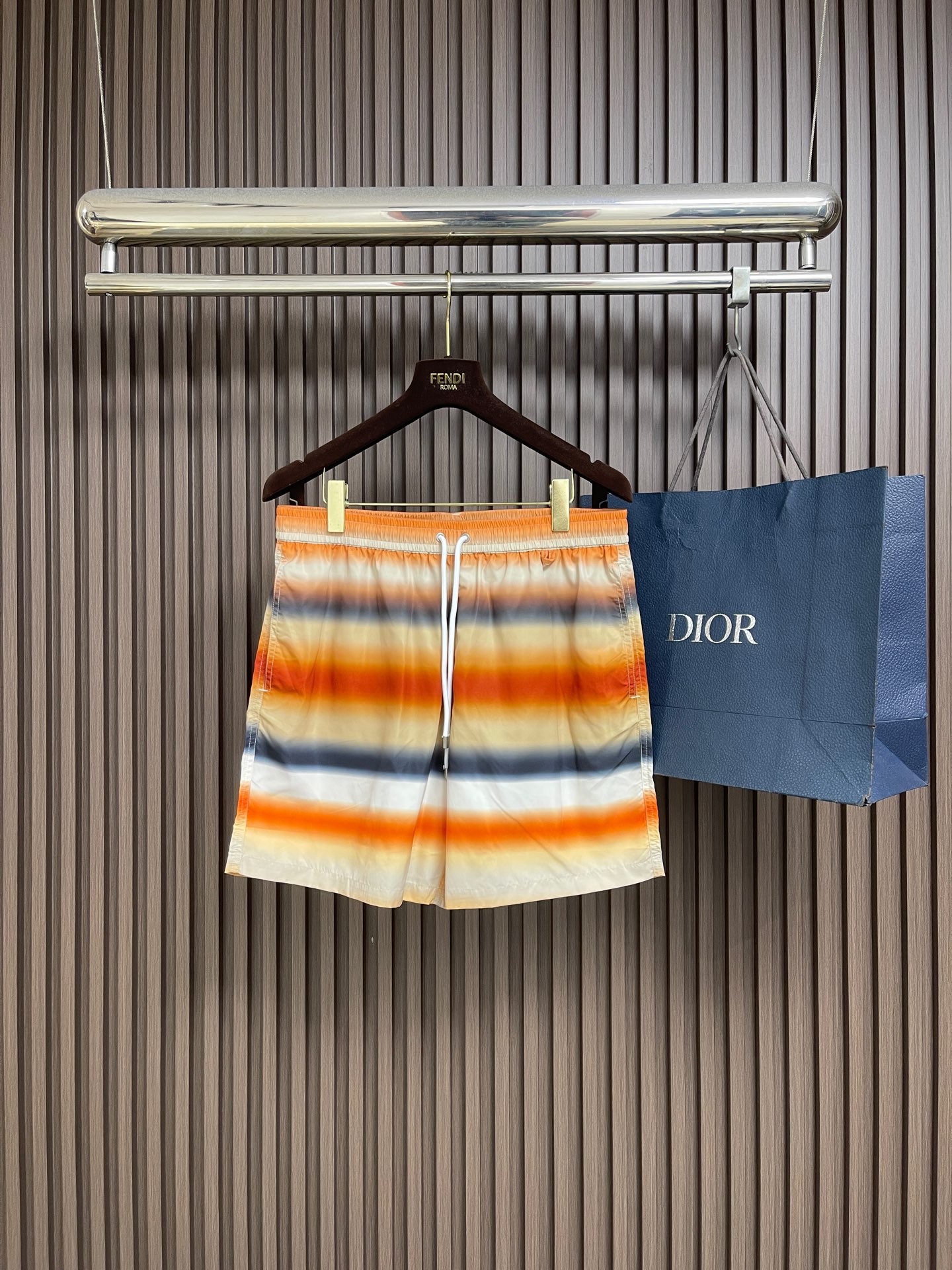 NO:848710,LOEWE summer sunset gradient beach shorts and casual shorts, capture the gorgeous moments of summer!  These beach shorts are in a dreamy sunset gradient color, with orange-red and dark blue intertwined, as if you are wearing the sunset on your body. The light and smooth fabric is breathable and comfortable, with a drawstring waistband and practical back pockets, and full of details. Whether you are surfing at the beach or at a pool party, it is your eye-catching fashion tool, and you can easily create a vibrant holiday style!  Size S-XL 46-52 46 size waist 84 hip 110 pants length 42.5 48 size waist 88 hip 114 pants length 43 50 size waist 92 hip 118 pants length 43.5 52 size waist 96 hip 123 pants length 44,,loewe,shorts,19860909LOEWE 夏日落日余晖渐变沙滩裤休闲短裤,捕捉夏日的绚烂瞬间！这款沙滩裤采用梦幻般的落日余晖渐变色,橙红与深蓝交织,仿佛将晚霞穿在身上.轻盈顺滑的面料透气舒适,搭配抽绳腰头与实用后袋,细节满分.无论是海边冲浪还是泳池派对,它都是你吸睛的时尚利器,轻松打造活力满满的度假风！尺码S-XL 46-52 46码腰围84 臀围110裤长42.5 48码腰围88 臀围114裤长43 50码腰围92 臀围118裤长43.5 52码腰围96 臀围123 裤长44,,loewe,shorts,,Men's clothing