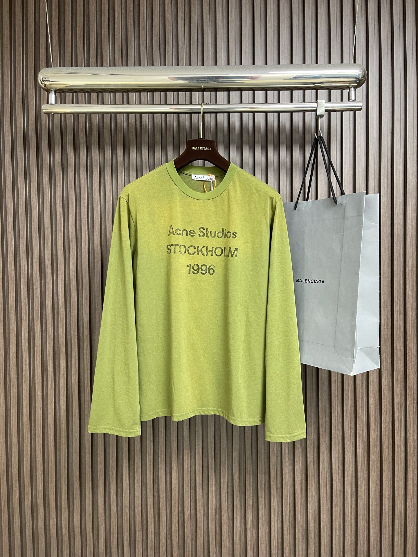 NO:847387,Acne Studios spray-painted distressed logo long-sleeved T-shirt, customized cloud velvet ski-like cotton. Smooth drape, delicate and breathable. A touch of cherry blossom soft pink blooms quietly. Relaxed and alienated. The sense of luxury comes naturally. The Acne Studios 1996 logo pattern is embellished on the chest. The uneven depth of the letter strokes is like the mark engraved by the years. It is sublimated by the imperfection of spray-painted distressed, forming a visual collision of softness and strength. Needless to say, the design speaks for itself.  Make the clothes an extension of the wearer's personality, using glue printing. The chest printing has been modified three times with the film screen. Use glue liquid paint to print the pattern on the fabric. Bake the fabric to fix the printed pattern, and use the gradient old spray process. By spraying dyes of different colors on the fabric surface, the clothes can show rich color changes under different lights. Increase the visual layering. Many parts of the clothes are worn by purely artificial regular positioning. Manual brushing marks add texture and depth to the surface of the clothes.  To imitate the texture of natural wear and tear, the fabrics have been fermented to feel better, not easy to deform, not easy to shrink, not easy to fade, and maintain long-term beauty. Sizes S-XL  Length 74,acne studios,dior,tees,t-shirt,19860909Acne Studios 喷绘做旧徽标长袖T恤,定制云绒爽滑雪感棉 垂感爽滑 细腻透气 一抹樱花柔粉悄然绽放 松弛疏离 奢感自生 Acne Studios 1996徽标图案点缀于胸前 字母笔触的深浅不均 宛如岁月镌刻的印记 加以喷绘做旧的不完美感为升华 形成柔与刚的视觉碰撞 无需多言 设计自会说话 让衣服成为穿者个性的延伸,采用胶浆印花 胸前印花经过三次菲林网板修改 使用胶浆液体涂料在织物上打印图案 烘烤织物以固定印刷图案,渐变做旧喷马骝工艺 通过在织物表面喷洒不同颜色的染料 实现衣物在不同光线下呈现出丰富的色彩变化 增加视觉层次感,衣身多处皆由纯人工规律性定位磨破 手工刷痕 在衣物表面增加纹理和深度感 以模仿自然磨损的质感,面料都经过酵洗 手感质感更佳 不易变形 不易缩水 不易褪色 保持长久的美观.尺码S-XL S码胸围108 肩宽45.5 衣长68 M码 胸围112肩宽46 衣长70 L码胸围116肩宽47.5 衣长72 XL码 胸围120肩宽49 衣长74,,acne studios,dior,tees，t-shirt,,Men's clothing