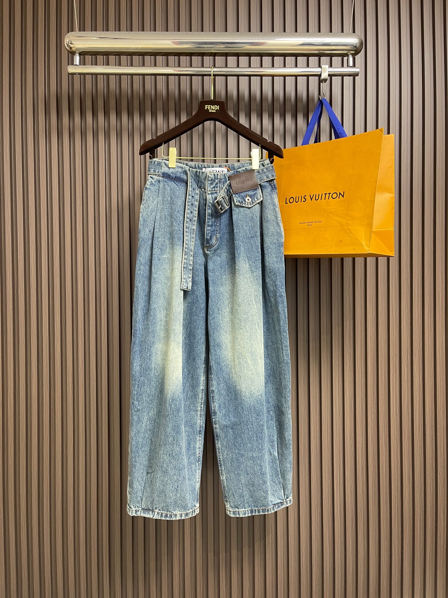 NO:848724,Loewe  Leather patch jeans are made of heavy-bone stone-washed long-staple cotton denim, with low-saturated foggy blue as the base color, giving it a retro and relaxed atmosphere. Loe embossed leather patches are embellished on the front of the trousers, and the luxury brand ingenuity is hidden in the details. Use  Architectural pleats reconstruct the dynamic aesthetics of denim, and use ergonomic scimitar arcs to reconstruct the future silhouette of denim, breaking away from the shackles of tradition and reshaping the boundaries of fashion. Prioritize the positioning of the spray horse slip, then rub it by hand to create a gradient effect, and use a spray gun to dissolve the reagent  According to the design requirements, it is sprayed accurately to the designated position on the surface, allowing the chemical reaction between the reagent and the fabric to form a gradual gradient effect. Finally, it is boiled to solidify the color, and the three-dimensional double pleats are folded according to the double pleat structure to form the prototype of the pleats. The pleats are fixed on the surface using hidden stitches and special adhesives to create an obvious three-dimensional undulating effect. The edges are finely processed, and the lines are straight and regular. Heavy washing and whitening process, through physical and chemical means  , perform multiple deep treatments on the denim fabric to give the surface a dark effect, and then polish the denim fabric with a machine to give the surface a wear effect. Size S-XL 44-46-48-50 44 yards, waist circumference 75, seat circumference 96, trouser length 105.5, 46 yards, waist circumference 79, seat circumference 100, trouser length 106.5 48 yards, waist circumference 83, seat circumference 104, trouser length 107.5  Size 50, waist circumference 87, seat circumference 108, pants length 108.5,,loewe,jeans,19860909Loewe 皮革贴片牛仔裤,甄选重骨感石洗长绒棉单宁料,以低饱和雾感蓝调为底色,自带复古松弛的氛围感,Loe压纹皮革贴片点缀于裤身正面,藏于细节的奢牌巧思.用建筑感褶皱重构丹宁的动态美学,以人体工学弯刀弧线重构丹宁的未来廓形,挣脱传统束缚,重塑时尚边界.优先定位喷马溜再通过手搓出渐变效果,使用喷枪将试剂溶按照设计要求精确地喷到上的指定位置,让试剂与布料发生化学反应,形成循序渐进的渐变效果,最终再水煮加固色,峰迹立体双褶,按照双褶结构进行折叠,形成褶裥的雏形使用隐蔽的针法以及结合特殊的粘合剂将褶裥固定在表面塑造出明显的立体起伏效果,边缘处理精细,线条笔直且规整.重度洗水磨白工艺,通过物理和化学手段 ,对牛仔面料进行多次深度处理,使表面呈现出灰暗效果,再通过机器对牛仔面料进行打磨处理,使表面产生磨损效果.尺码S-XL 44-46-48-50 44码 腰围75座围96 裤长105.5 46码 腰围79座围100 裤长106.5 48码 腰围83座围104 裤长107.5 50码 腰围87座围108 裤长108.5,,loewe,jeans,,Men's clothing