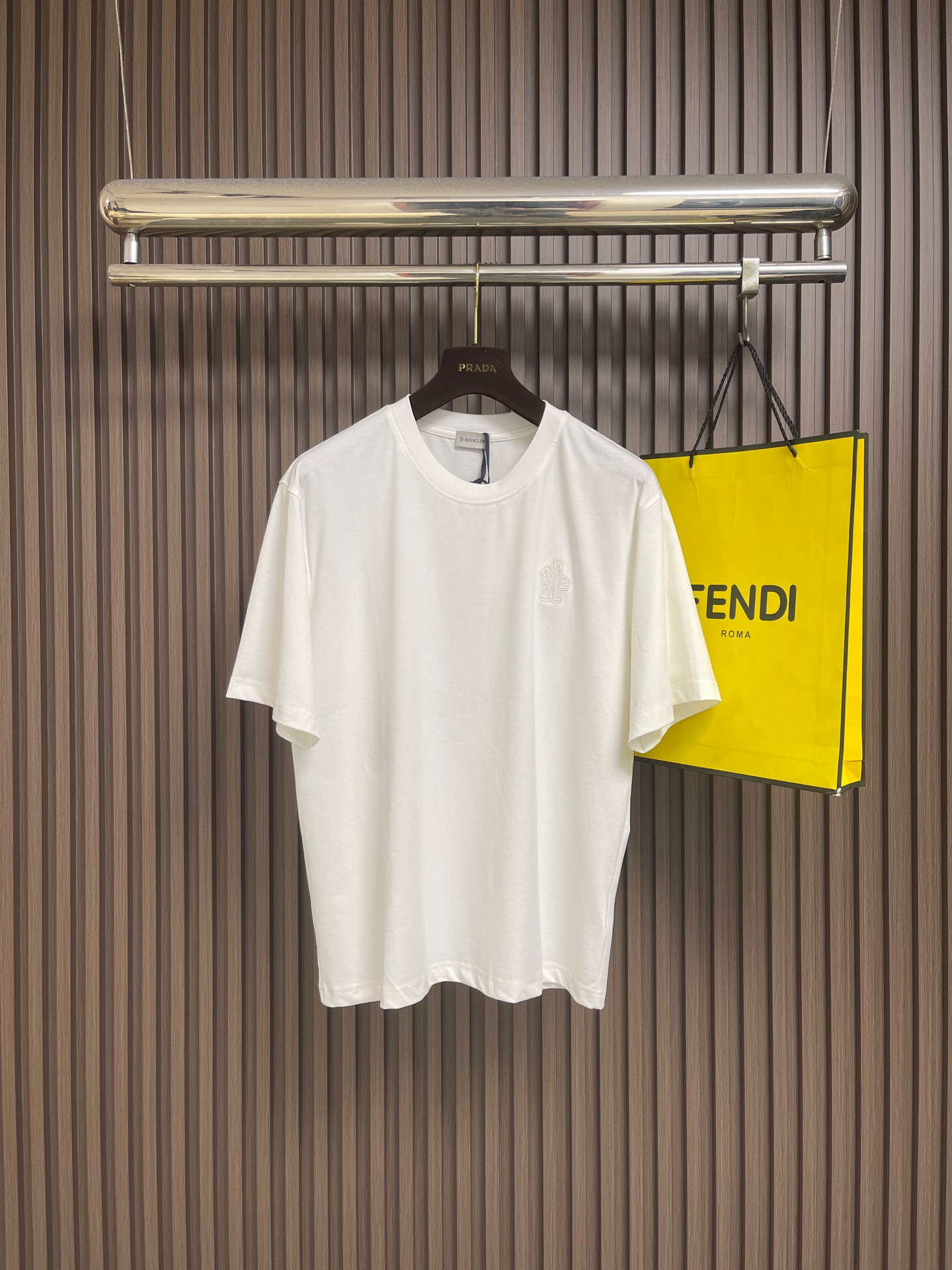 NO:847373,Moncler three-dimensional embroidered short-sleeved T-shirt, classic short-sleeved with 3 labels, trendy men's fashion, unparalleled in terms of upper body comfort, sizes S-XXL, T-shirt, tees, t-shirt,19860909Moncler 立体刺绣短袖T恤,经典短袖3标齐全,潮男时尚,无论是上身舒适度还是都是无可比拟的存在 尺码S-XXL,,T-shirt,tees，t-shirt,,Men's clothing