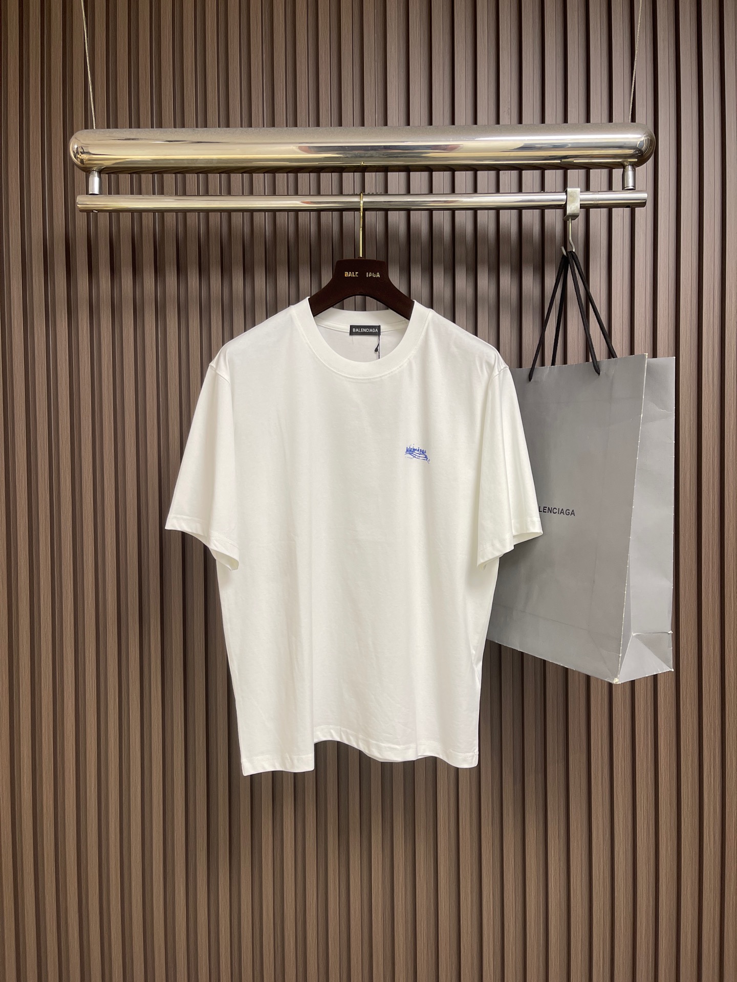 NO:847366,Balenciaga 2026ss new printed short-sleeved T-shirt, ready-to-wear washed, full of design, made of Paris ZP custom-woven and dyed cotton double yarn, weight 260 grams, clean cloth surface.  The fabric pattern is clear, soft and comfortable. The threads are dyed with no color difference. Sizes S-XXL, balenciaga, T-shirt, tees, t-shirt,19860909Balenciaga 2026ss新款印花短袖T恤,成衣洗水,设计感十足 ,面料采用巴黎ZP定织定染全棉双纱、克重260克,布面干净．布纹清晰,柔软舒适.螺纹采用定染无色差.尺码S-XXL,,balenciaga,T-shirt,tees，t-shirt,,Men's clothing