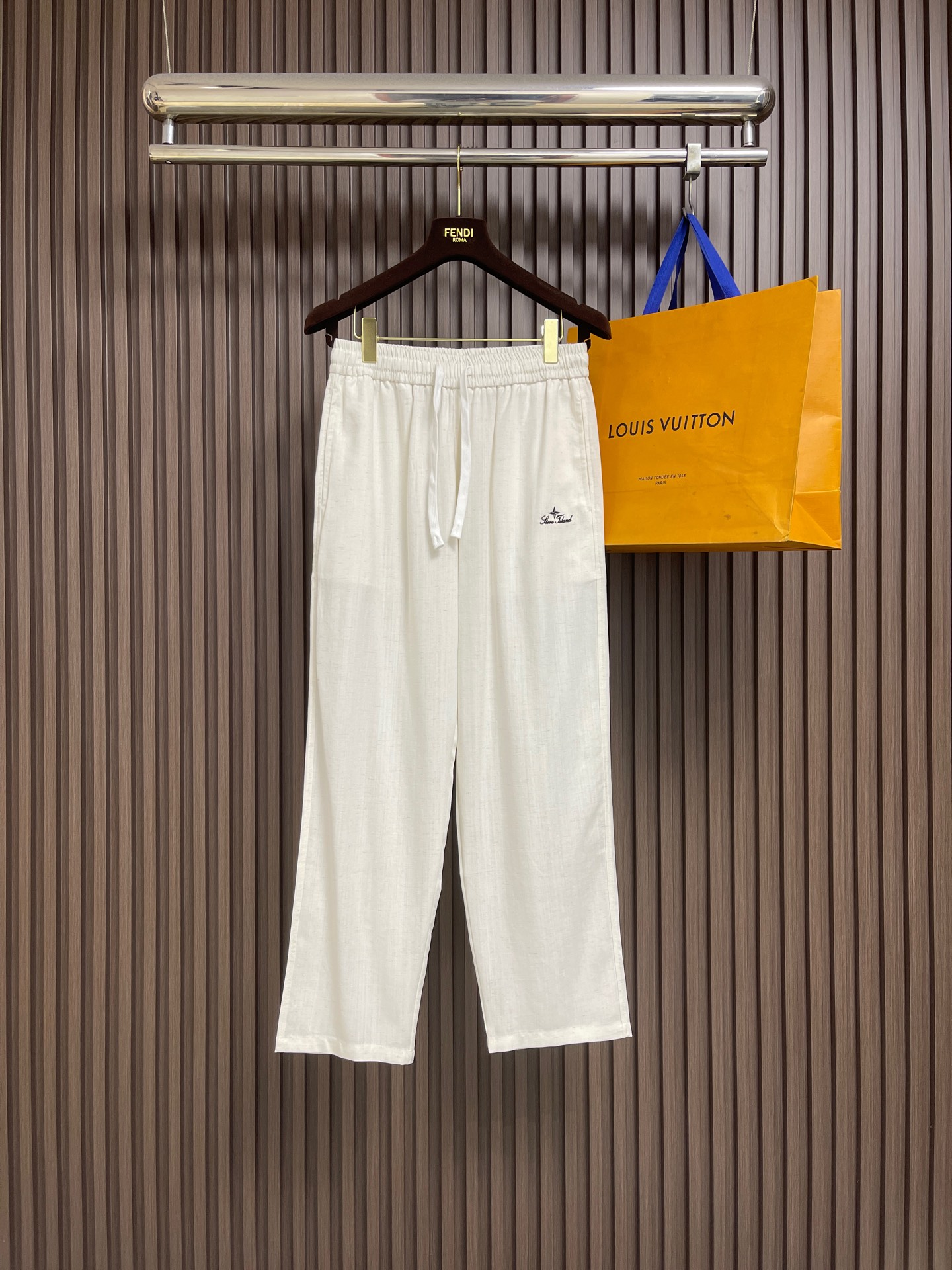 NO:848727,stone lsland Stone Island men's casual pants, these pants are very versatile, elastic waist, suitable for daily work  It can be worn for outdoor sports. It is the perfect combination of fashion, leisure and outdoor sports, so it is your best choice whether you wear it daily or outdoors. Extreme comfort and quick sweat wicking are popular focuses to improve wearing comfort and are suitable for aerobic exercise and cross-country running conditions. This type of running casual pants has an extremely wide range of applications, allowing you to naturally maintain your love for sports in summer and also wear it in leisure life. Size M-3XL,,19860909stone lsland 石头岛男士休闲裤,此款裤子非常百搭,弹力腰围,日常上班 户外运动都可以穿着,是时尚休闲与户外运动的完美结合,所以无论您平时穿或者户外穿都是您的最佳选择.极致舒适和快速排汗是备受青睐的重点,提升穿着舒适度,适合有氧运动和越野跑条件下穿着,此款是一件适用范围极其广泛的跑步休闲裤,让你在夏天自然可以保持对运动热爱,也可以在休闲生活中穿着.尺码M-3XL,,,Men's clothing