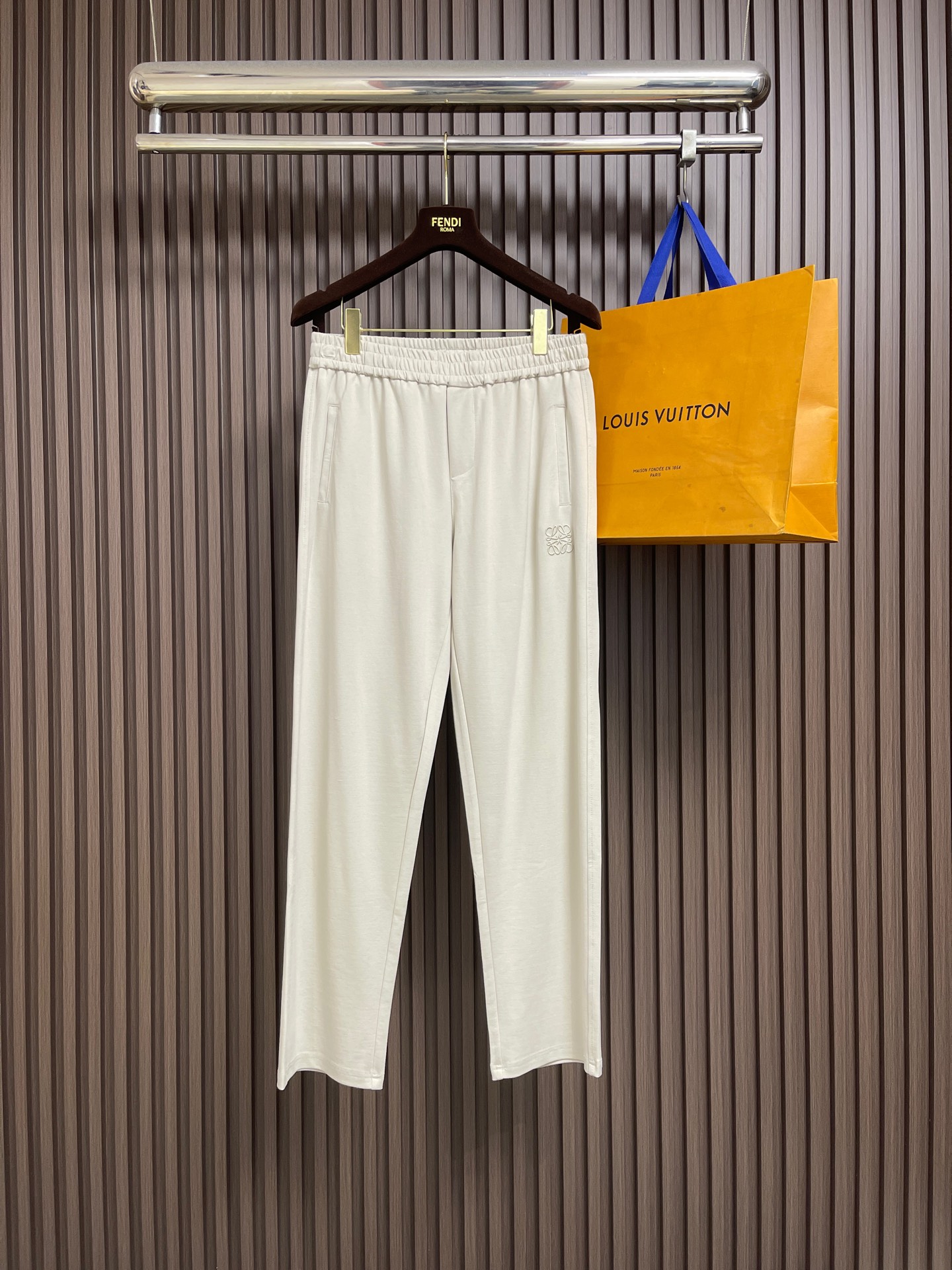NO:848730,LOEWE straight trousers with back pocket embroidery, the 3D embroidery process is amazing, the brand logo is three-dimensional and full, highlighting the sense of sophistication and luxury; sand washing gives the fabric a unique texture and soft feel, each pair of trousers is unique, it is a perfect fusion of fashion and craftsmanship. Sizes M-3XL,, loewe, loewe,19860909LOEWE 罗意威后袋刺绣直筒长裤,3D立体刺绣工艺令人赞叹,品牌标识立体饱满,凸显精致与高级感；沙洗赋予面料独特纹理与柔软手感,每条裤都独具个性,是时尚与工艺完美融合的佳作.尺码M-3XL,,loewe,loewe,,Men's clothing