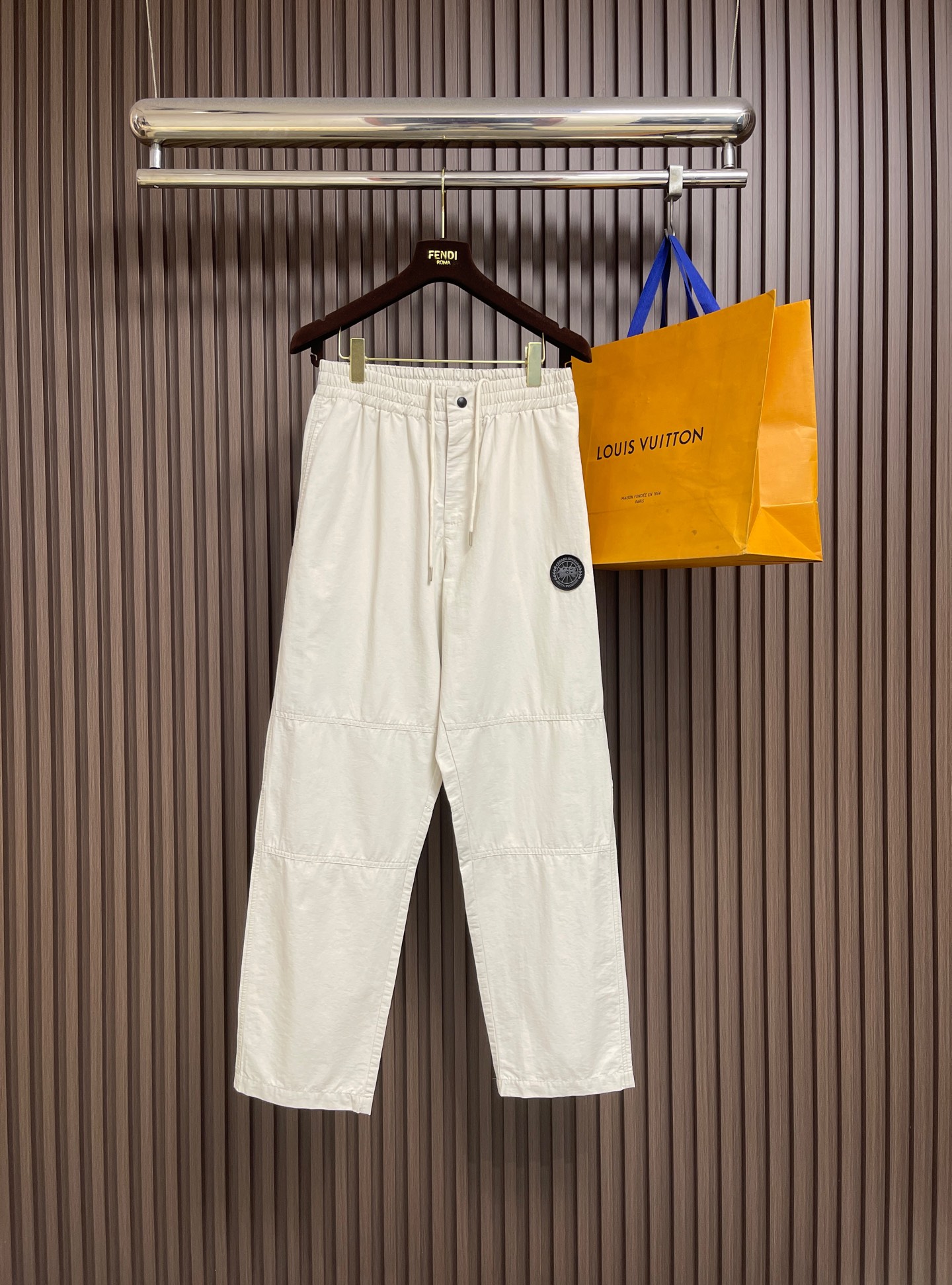 NO:848718,Canada Goose basic spring and summer trousers. The fabric texture is very soft and comfortable. The design is full of sense. The upper body is super versatile and can be worn by anyone. Sizes M-3XL,,19860909Canada Goose 加拿大鹅春夏款基础长裤,面料质感非常柔软舒适 设计感十足 ,上身超级百搭不挑人 都能穿.尺码M-3XL,,,Men's clothing