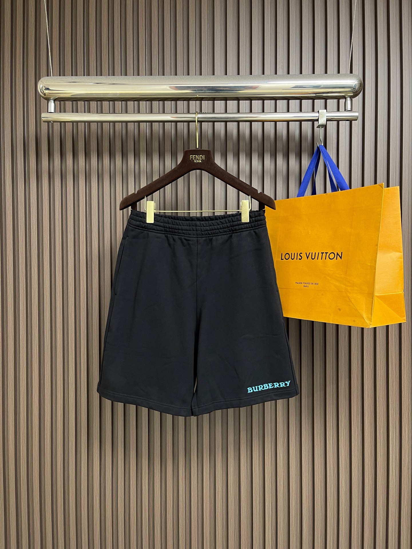NO:847388,Burberry Blue Knight cotton shorts, the veil is made of 16-count double yarn + 10-count roving base yarn, and the weight is 470gm. The 16-count yarn is a medium-fine count yarn. The double yarn twist means that the two yarns are twisted together, which significantly enhances the strength of the yarn. and wear resistance. The surface of the fabric presents a fine, tight matte texture with a slight velvety feel, and the cloth surface is flat and not easy to pill. The 10 counts on the bottom are thicker yarns, which are formed by napping or looping during the weaving process. Fish scale terry structure. The terry increases the surface area in contact with the skin, which can quickly absorb sweat and guide the evaporation of the veil. The collection logo and the equestrian knight logo use a thick plate pulp process. The printing is repeatedly superimposed and printed on multiple layers of glue in the same pattern area through the screen. The difficulty of this process lies in the alignment accuracy and thickness control of each layer. The dried slurry will accumulate on the surface of the fabric to create an obvious relief texture, which feels stiff and has a sharp outline. .The overall wiring is straight and delicate, the fabric is comfortable and soft, and the color is consistent without color difference. It can be matched with the same style to create a fashionable look and control various occasions. Customized accessories, complete with three standards, same style for men and women! Size XS-L19860909Burberry 蓝骑士棉质短裤,面纱采用16支双纱+底纱10支粗纱,克重为470gm.16支属于中细支纱线,双纱并捻意味着两根纱线加捻在一起,显著增强了纱线的强度和耐磨性.面料表面呈现出细腻、紧致且带有轻微绒毛感的哑光质地,布面平整不易起球.底面10支是较粗的纱线,在编织过程中通过拉毛或起圈工艺形成标志性的 鱼鳞状毛圈结构.毛圈增大了与皮肤接触的表面积,能快速吸收汗水并导向面纱蒸发.典藏徽标和马术骑士徽标采用的是厚板浆工艺.印花通过丝网在同一个图案区域反复叠加印刷多层胶浆.这一工艺的难点在于每层的对齐精度和对厚度的控制.干燥后的浆料会在面料表面堆积出明显的浮雕质感,手感硬挺且轮廓锐利 .整体走线平直细腻,面料舒适柔软,颜色一致无色差 能与同款搭配营造时尚造型,驾驭各种场合,定制辅料,三标齐全,男女同款！尺码XS-L XS码腰围70-80坐围108裤长53 S码 腰围74-84坐围112 裤长54 M码腰围78-88坐围116 裤长55 L码 腰围82-92坐围120 裤长56,,burberry,shorts,,Men's clothing