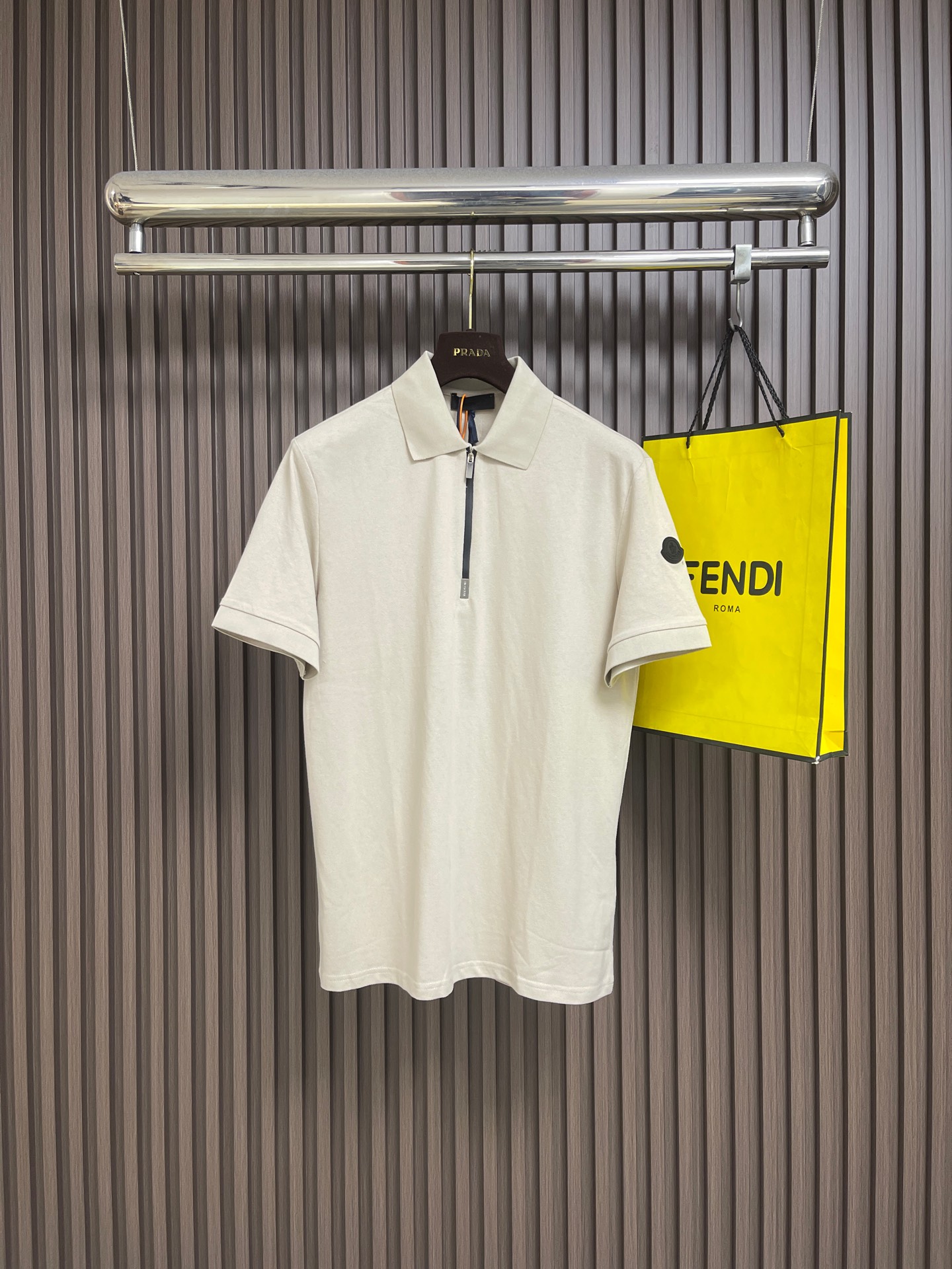 NO:847370,MONCLER  Logo patch cotton pique half-zip Polo, this MONER logo patch cotton pique shirt is made of high-count cotton pique fabric, with a full and breathable texture, dry and skin-friendly feel, and an anti-wrinkle and crisp texture. The half-open zipper design is smooth and durable, with reinforced rib lapels, which will not be easily deformed after long-term wear; the cuffs and hem are double-lined  The craftsmanship is smooth and firm, and the details show quality. The left arm is embellished with a brand logo patch, which highlights the brand style in a low-key manner. The fit is neat and slightly loose, suitable for a variety of body shapes, suitable for business commuting and daily leisure. It is a versatile item for summer wardrobe that combines comfort and luxury. The overall routing is straight and delicate, the fabric is comfortable and soft, and the color is consistent without color difference.  It can be matched with the same style to create a fashionable look, and can be used in various occasions. Customized accessories, complete with three standards, same style for men and women!  Size S-XL S size bust 110 shoulder width 46 length 71 M size bust 114 shoulder width 48 length 72.5 L size bust 118 shoulder width 50 length 74 XL size bust 122 shoulder width 52 length 75.5,,19860909MONCLER 标识贴片棉质珠地半拉链Polo,这款MONER标识贴片棉质珠地衫采用高支棉质珠地面料,肌理饱满透气,触感干爽亲肤,自带抗皱挺括质感.半开襟拉链设计顺滑耐用,搭配加固罗纹翻领,久穿不易变形；袖口与下摆采用双线包边工艺,平整牢固,细节尽显品质.左臂点缀品牌标识贴片,低调彰显品牌格调.版型利落微宽松,适配多种身形,兼具商务通勤与日常休闲属性,是夏季衣橱兼顾舒适与高级感的百搭单品.整体走线平直细腻,面料舒适柔软,颜色一致无色差 能与同款搭配营造时尚造型,驾驭各种场合,定制辅料,三标齐全,男女同款！尺码S-XL S码胸围110 肩宽46衣长71 M码 胸围114 肩宽48衣长72.5 L码胸围118 肩宽50衣长74 XL码 胸围122 肩宽52衣长75.5,,,Men's clothing