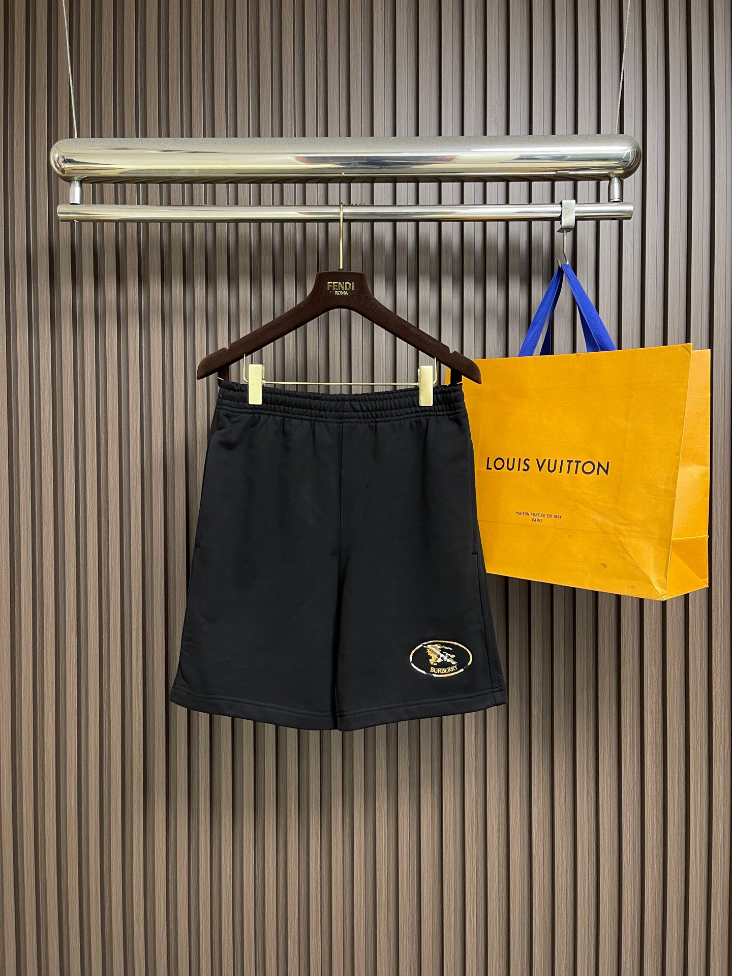 NO:847391,Burberry plaid knight's seal embroidered shorts, custom-made cloud velvet textured cotton, delicate and soft, comfortable and breathable, with obsidian black as the base, engraved with the British style in silence. The retro plaid knight's seal embroidery on the legs is an elegant footnote of a century-old collection, allowing the nobility to be hidden in the details. The square size of the trousers, with the knight as the seal, is the perfect resonance between minimalism and British luxury.  It is also a retro aristocratic monologue between steps. It uses imported machine embroidery technology and uses advanced computer control systems and precision mechanical components to realize the Burberry plaid knight seal embroidery work with high precision. The lines are smooth and delicate. The fabrics have been fermented and washed. They have a better hand feel and texture. They are not easy to deform, not easy to shrink, not easy to fade, and maintain long-term beauty. The overall wiring is straight and delicate, the fabric is comfortable and soft, and the color is consistent without color difference.  It can be matched with the same style to create a fashionable look, and can be used in various occasions. Customized accessories, complete with three standards, same style for men and women!  Sizes S-XXL S, waist 69, seat 98, pants length 49, medium, waist 73, seat 102, pants length 50, large, waist 77, seat 106, pants length 51, XL, waist 81, seat 110, pants length 52, XXL, waist 85, seat 114, pants length 53,19860909Burberry 格纹骑士印章刺绣短裤 定制云绒御感精棉 细腻柔软 舒适透气 以暗夜曜石黑为底 于沉静里镌刻英伦风骨 裤腿复古格纹骑士印章刺绣 是百年典藏的奢雅注脚 让贵气隐于细节 裤间方寸 以骑士为章 是极简与英伦奢感的完美共鸣 亦是步履间的复古贵族独白采用进口机刺绣工艺 使用先进的计算机控制系统和精密的机械部件 实现Burberry格纹骑士印章刺绣工作 精度高 线条流畅而细腻面料都经过酵洗 手感质感更佳 不易变形 不易缩水 不易褪色 保持长久的美观整体走线平直细腻,面料舒适柔软,颜色一致无色差 能与同款搭配营造时尚造型,驾驭各种场合,定制辅料,三标齐全,男女同款！尺码S-XXL S码 腰围69 座围98裤长49 M码 腰围73 座围102 裤长50 L码 腰围77 座围106 裤长51 XL码 腰围81座围110 裤长52 XXL码 腰围85 座围114裤长53,,burberry,shorts,,Men's clothing