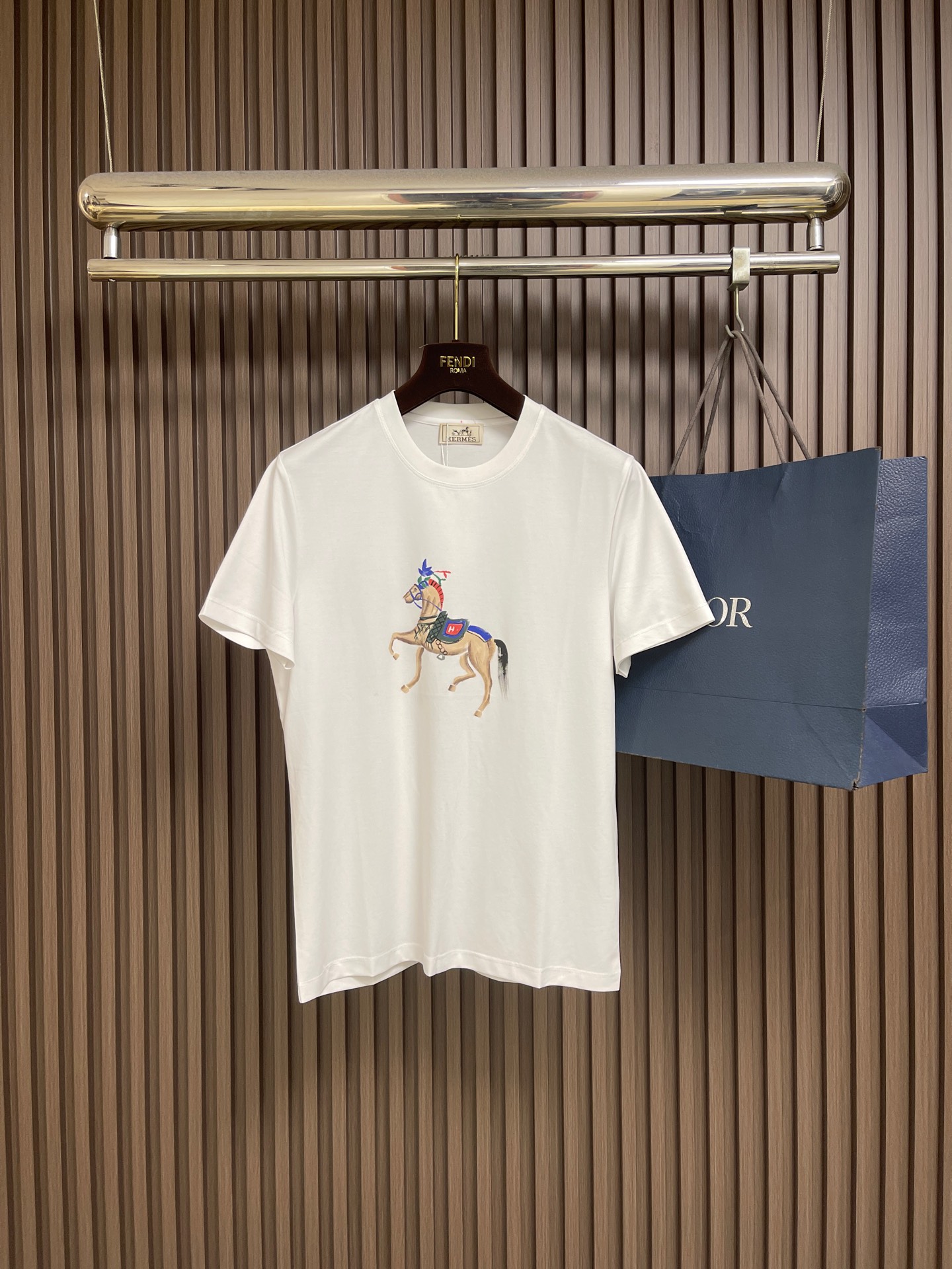 NO:848708,hermes 2025SS spring and summer new theme printed round neck short-sleeved T-shirt, new graphic hand-painted war horse print. The upper body is very bright. The pattern is fine and textured. Fitted tailoring. The neckline slightly fits the neck, making the overall upper body more youthful and fashionable. The fabric is made of mercerized cotton. The surface has a warm luster. It is skin-friendly, breathable and has a good sense of stiffness. Size M-3XL M size bust 100 shoulder width 43 and length 66  L size bust 104 shoulder width 44 length 67 XL size bust 108 shoulder width 45 length 69 2XL size bust 112 shoulder width 46 length 71 3XL size bust 116 shoulder width 47 length 73, hermes, T-shirt, tees, t-shirt,19860909hermes 2025SS春夏新款主题印花圆领短袖t恤,新图型手绘战马印花 上身很有亮点 图案精细而显质感 合体的剪裁 领口微微贴合颈部,让整体上身更显年轻时尚,面料采用丝光棉的材质 表面有着温润的光泽感 亲肤 透气 又有很好的挺括感 尺码M-3XL M码 胸围100 肩宽43衣长66 L码 胸围104 肩宽44衣长67 XL码胸围108 肩宽45衣长69 2XL码 胸围112 肩宽46衣长71 3XL码 胸围116 肩宽47 衣长73,,hermes,T-shirt,tees，t-shirt,,Men's clothing