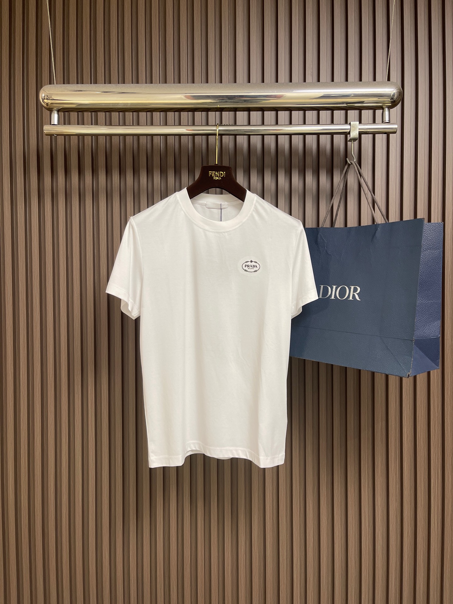 NO:848705,Prada 2026SS early spring new men's round neck short-sleeved T-shirt with small embroidery logo design, customized original imported fabric, skin-friendly and comfortable to wear. The fabric is soft, breathable and feels very delicate to the touch. The inside is all made of single-needle hemming technology!  It can ensure that it will not deform when worn!  Tailored, without any sense of restriction. Sizes M-3XL M, bust 100, shoulder width 43, length 66 L, bust 104 shoulder width 44, length 67  Length 73, prada, T-shirt, tees, t-shirt,19860909Prada 2026SS早春新款男士圆领短袖T恤 小标刺绣logo设计,定制原版进口面料,穿着亲肤舒适 面料柔软透气摸上去非常细腻的感觉.内里全部采用单针锁边工艺！能够确保穿着不变形！裁剪得体,没有任何束缚感.尺码M-3XL M码 胸围100 肩宽43衣长66 L码 胸围104 肩宽44衣长67 XL码胸围108 肩宽45衣长69 2XL码 胸围112 肩宽46衣长71 3XL码 胸围116 肩宽47 衣长73,,prada,T-shirt,tees，t-shirt,,Men's clothing