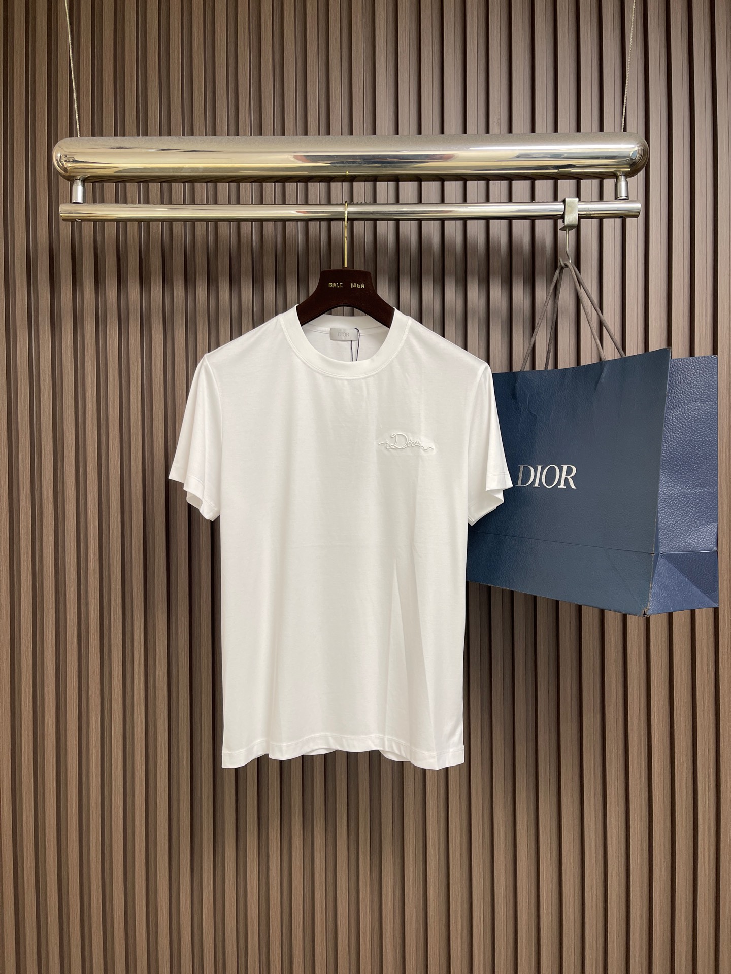 NO:848701,Dior 2026ss summer new three-dimensional logo logo embroidered short-sleeved T-shirt, custom-made long-staple cotton fabric, extremely complex craftsmanship, visually very elegant and fashionable, noble and elegant, from the main fabric to the detailed craftsmanship, showing the ingenuity of fashion. Sizes M-3XL  2XL size bust 112 shoulder width 46 length 71 3XL size bust 116 shoulder width 47 length 73, dior, T-shirt, tees, t-shirt,19860909Dior 2026ss夏季新款立体logo标识刺绣短袖T恤,定制长绒棉面料,工艺极度复杂,视觉相当雅致时髦,高贵而优雅,从主体面料到细节工艺,彰显时装的匠心所在.尺码M-3XL M码 胸围100 肩宽43衣长66 L码 胸围104 肩宽44衣长67 XL码胸围108 肩宽45衣长69 2XL码 胸围112 肩宽46衣长71 3XL码 胸围116 肩宽47 衣长73,,dior,T-shirt,tees，t-shirt,,Men's clothing