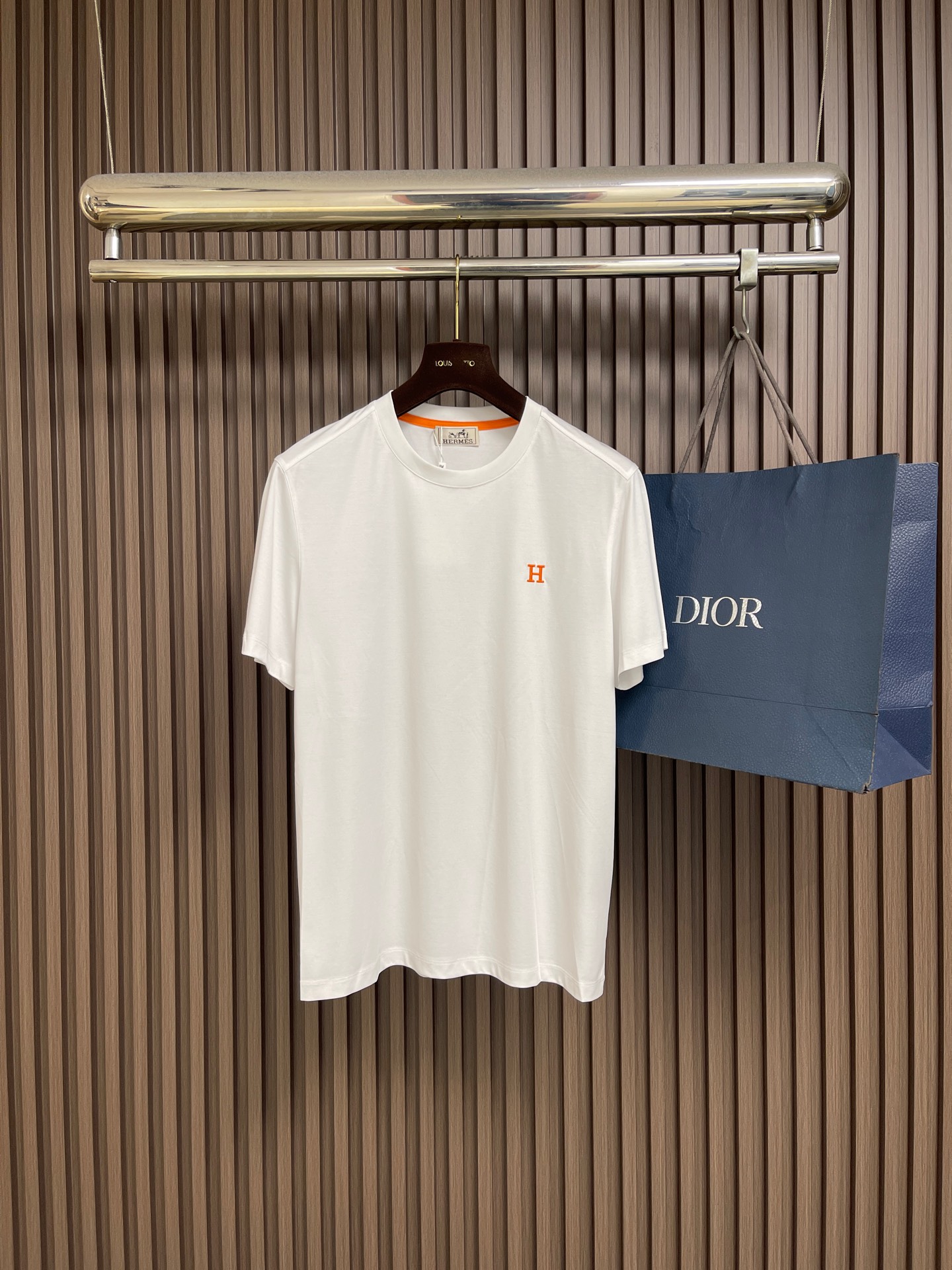 NO:848699,Hermes 2026ss new spring and summer H-line three-dimensional embroidered logo short-sleeved T-shirt, French slightly loose tailoring, high-definition luxury quality, super light luxury.  The new elements are embellished with the latest fashion temperament and charm.  The knitted cotton fabric supplied by the customer has a comfortable feel and an unparalleled sense of detail and soft touch.  The three-dimensional H logo requires no explanation.  A masterpiece of machine needle point line embroidery technology, full and three-dimensional!  The concave and convex shape highlights the beauty and gives you a refreshing experience. Sizes M-3XL M bust 100 shoulder width 43 length 66 L bust 104 shoulder width 44 length 67 XL bust 108 shoulder width 45 length 69 2XL bust 112 shoulder width 46 length 71 3XL bust 116 shoulder width 47  Clothing length 73, hermes, T-shirt, tees, t-shirt,19860909Hermes 2026ss春夏新款 H线条立体绣标短袖T恤,法式微宽松裁剪版型,高精细的奢华品质,轻奢感超强．全新元素点缀拥有最新的时尚气质及将魅力韵味．客供针织棉面料,手感质感舒适,细节感和柔触感更是无敌．立体H标识刺微无需意去解释．器械针点线条刺绣工艺的杰作,饱满立体！凹凸造型彰显美感,凛然一新的体验.尺码M-3XL M码 胸围100 肩宽43衣长66 L码 胸围104 肩宽44衣长67 XL码胸围108 肩宽45衣长69 2XL码 胸围112 肩宽46衣长71 3XL码 胸围116 肩宽47 衣长73,,hermes,T-shirt,tees，t-shirt,,Men's clothing