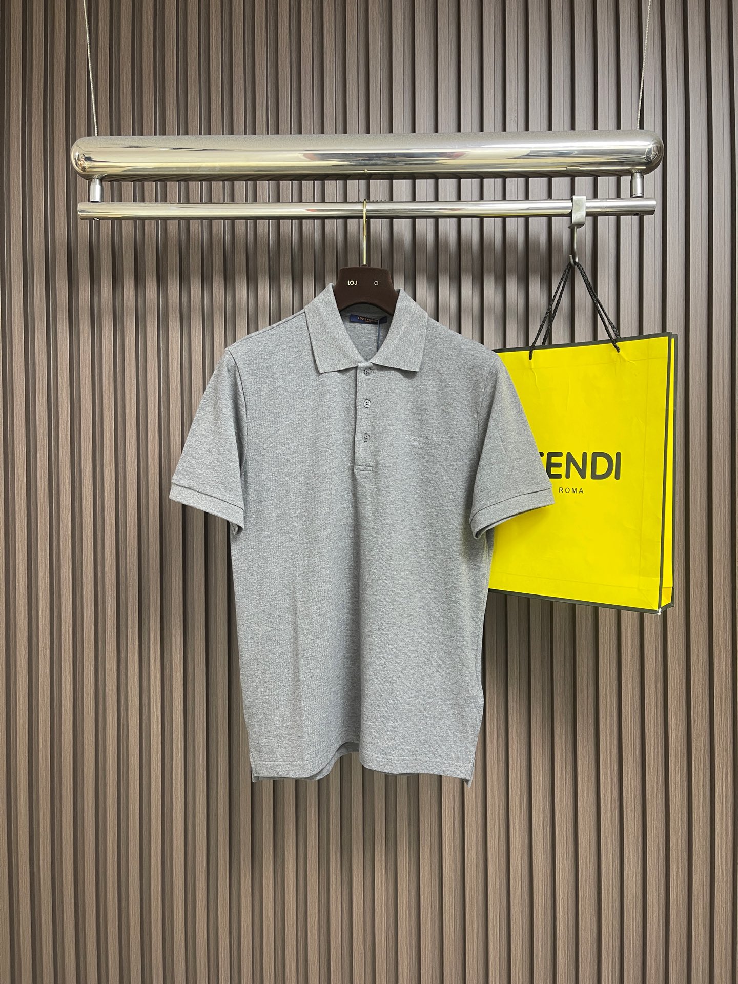 NO:848728,LV classic standard piqué cotton basic style POLO, light luxury men’s essential shirt for commuting  Stand-up collar short-sleeved T-shirt, made of high-count pique mesh pure cotton, with fine and three-dimensional texture, breathable and sweat-wicking, dry and not stuffy, with stiff bones, not easy to deform or wrinkle after long-term wear, soft and skin-friendly and neat fit, comfortable and unrestricted to wear in spring and summer. Classic lapel POLO design, simple and elegant, two-button placket is exquisite and neat, modifying the neck line, suitable for daily commuting and business  Suitable for both casual and daily travel, you can easily wear it with a gentleman's elegant temperament. The three-dimensional LV letter embroidery on the chest is dense and neat, low-key, luxurious and not ostentatious, and the details highlight the brand recognition; the straight fit is neat and straight, not tight or loose, it modifies the body shape and makes you look slimmer and energetic; the cuffs and hem are precision hemmed, durable and not deformed, and full of quality. Size S-XXL  S size bust 102 shoulder width 42.5 Length 68 M size bust 107 shoulder width 44 Length 69.5 L size bust 112 shoulder width 45.5 Length 7119860909LV 经典标珠地棉基础款POLO,轻奢男士通勤刚需神衫 立领短袖T恤,甄选高支珠地网眼纯棉,肌理感细腻立体,透气排汗、干爽不闷,自带挺括骨感,久穿不易变形、不起皱,兼顾柔软亲肤与利落版型,春夏穿着舒适无束缚.经典翻领POLO设计,简约大气,两粒扣门襟精致利落,修饰颈部线条,日常通勤、商务休闲、日常出行都适配,轻松穿出绅士儒雅气质.胸口立体LV字母刺绣,走线密实工整,低调轻奢不张扬,细节彰显品牌辨识度；利落合身直筒版型,不紧绷不宽松,修饰身形,显瘦显精神；袖口、下摆精密包边走线,耐穿不变形,品质感拉满.尺码S-XXL S码 胸围102肩宽42.5 衣长68 M码胸围107肩宽44 衣长69.5 L码 胸围112肩宽45.5 衣长71 XL码胸围117肩宽47 衣长72.5 XXL码 胸围122 肩宽48.5 衣长74,,louis vuitton,T-shirt,tees，t-shirt,,Men's clothing