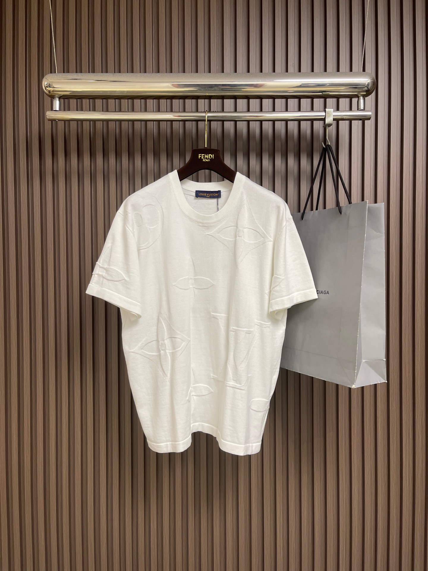 NO:847392,LV 2026FW embossed jacquard knitted round neck short-sleeved T-shirt, heavy-duty positioning three-dimensional intarsia technology throughout the fashionable and high-end sense!  Swiss woven positioning intarsia technology, sporty style, same style for men and women!  The classic silhouette is fashionable and high-end!  Size S-XL S size Bust 108 Shoulder width 44 Length 66 Medium Bust 112 Shoulder width 46 Length 68 L Size Bust 116 Shoulder width 48 Length 7019860909LV 2026FW 压花提花针织圆领短袖T恤,重工定位立体嵌花工艺贯穿时髦高级感！瑞士机织定位嵌花工艺, 运动气息男女同款！经典版型时髦又高级！尺码S-XL S码 胸围108 肩宽44 衣长66 M码胸围112肩宽46 衣长68 L码 胸围116肩宽48 衣长70 XL码胸围120肩宽50 衣长72,,louis vuitton,T-shirt,tees，t-shirt,,Men's clothing